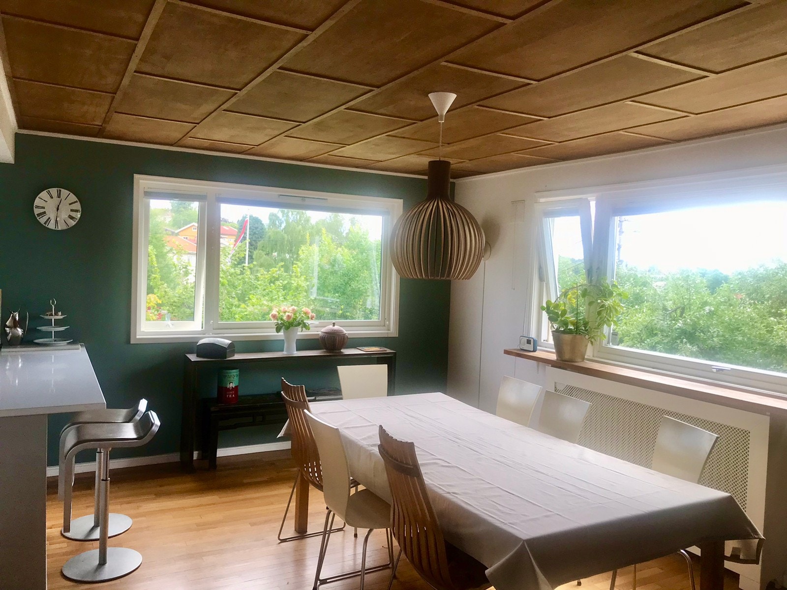 Gjennomgående lys fra alle retninger i spisestuen, og vid utsikt. Galleribilde