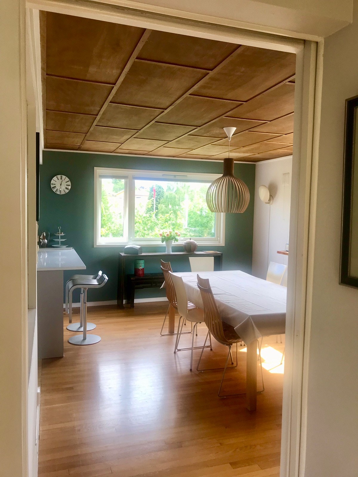 Innsyn til spisestue fra stuen. Galleribilde