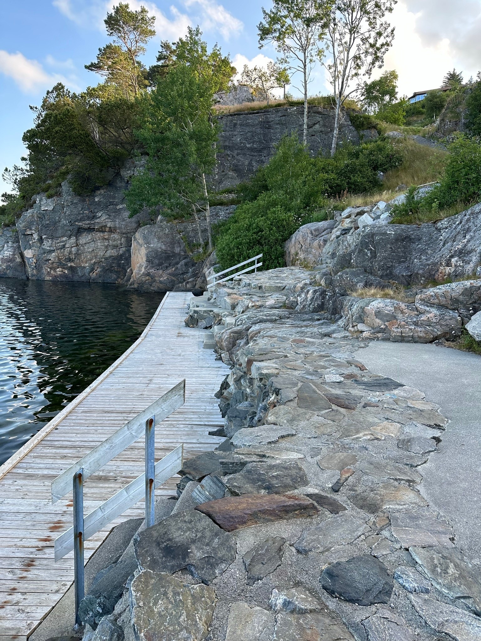 Brygge og nydelig natur tre min fra boligen Galleribilde