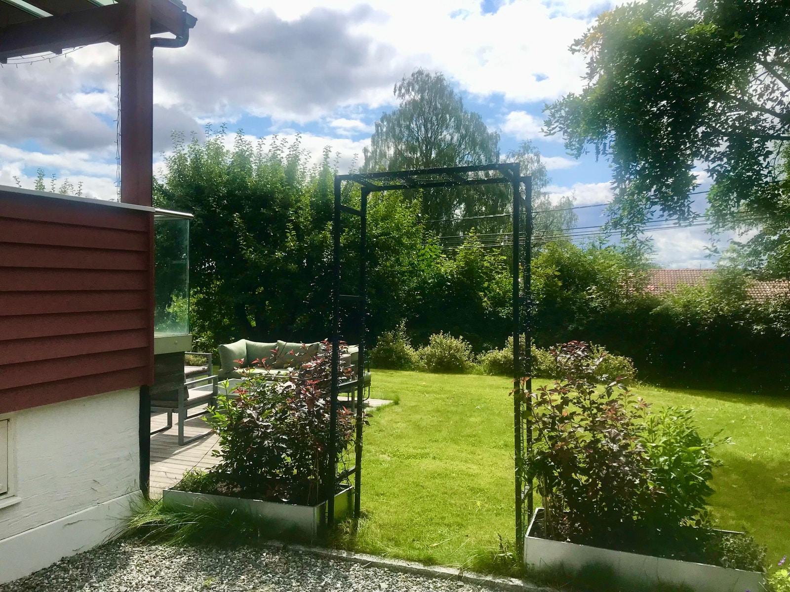 Frodig hage på 1 måls godt skjermet hjørnetomt Galleribilde