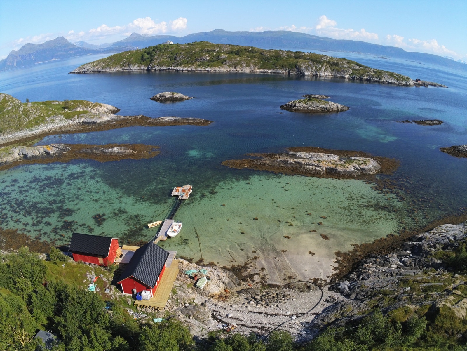 Bjørnøy fyr i bakgrunnen Galleribilde