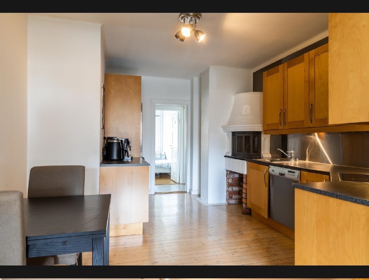 Stort kjøkken, komfyr, spiseplass, kjøleskap Galleribilde