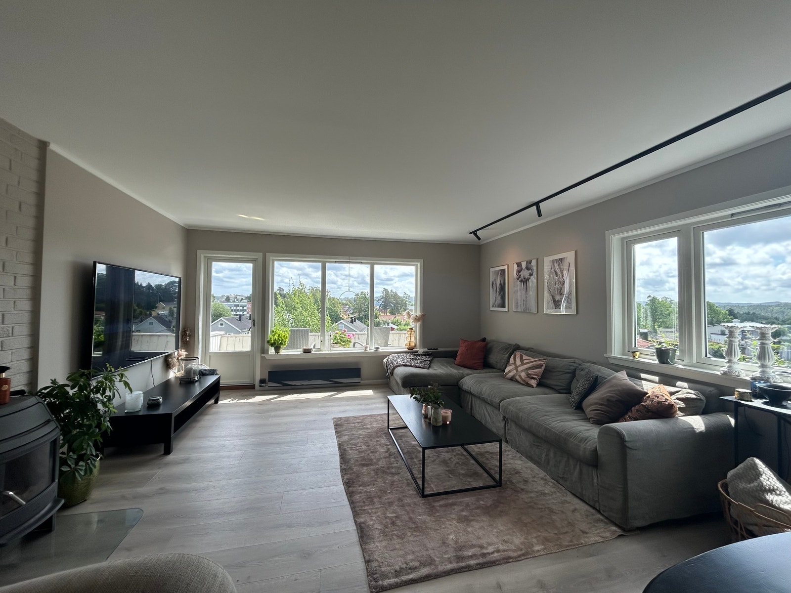 Stuene har god plass til en stor sofa, og har fin utsikt over byen. Galleribilde