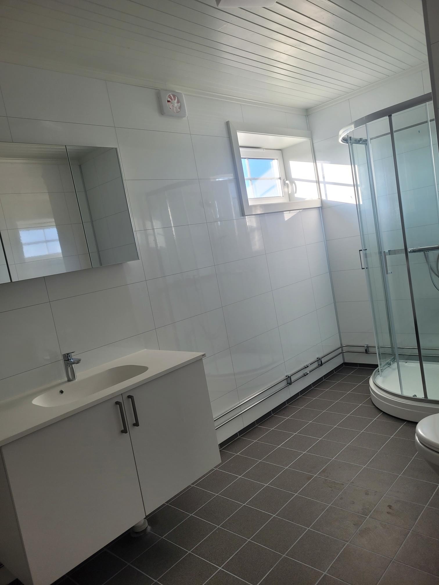 Stort bad og vaskerom! Galleribilde