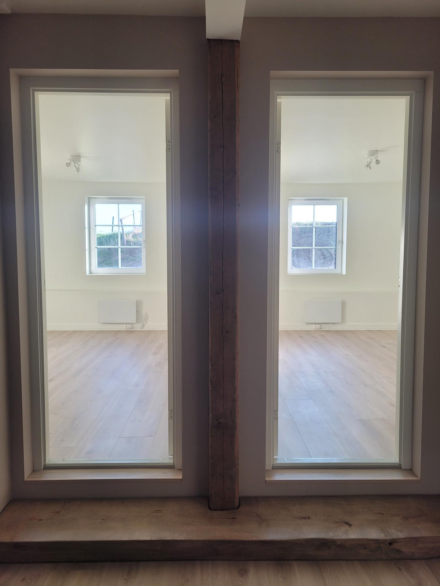 To romslige og identiske soverom rett frem. Galleribilde