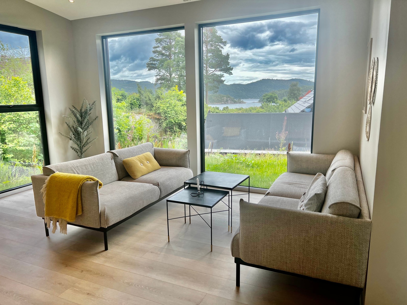 Stue med nydelig utsikt Galleribilde