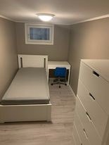 Areal effektiv soverom med skuffer under seng og høy kommode, plass til klesstativ også. Soverom 2 Galleribilde