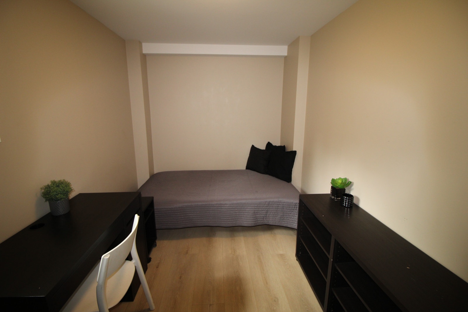 Soverom 2 med 120cm seng, skrivebord , garderobeskap og hyller Galleribilde