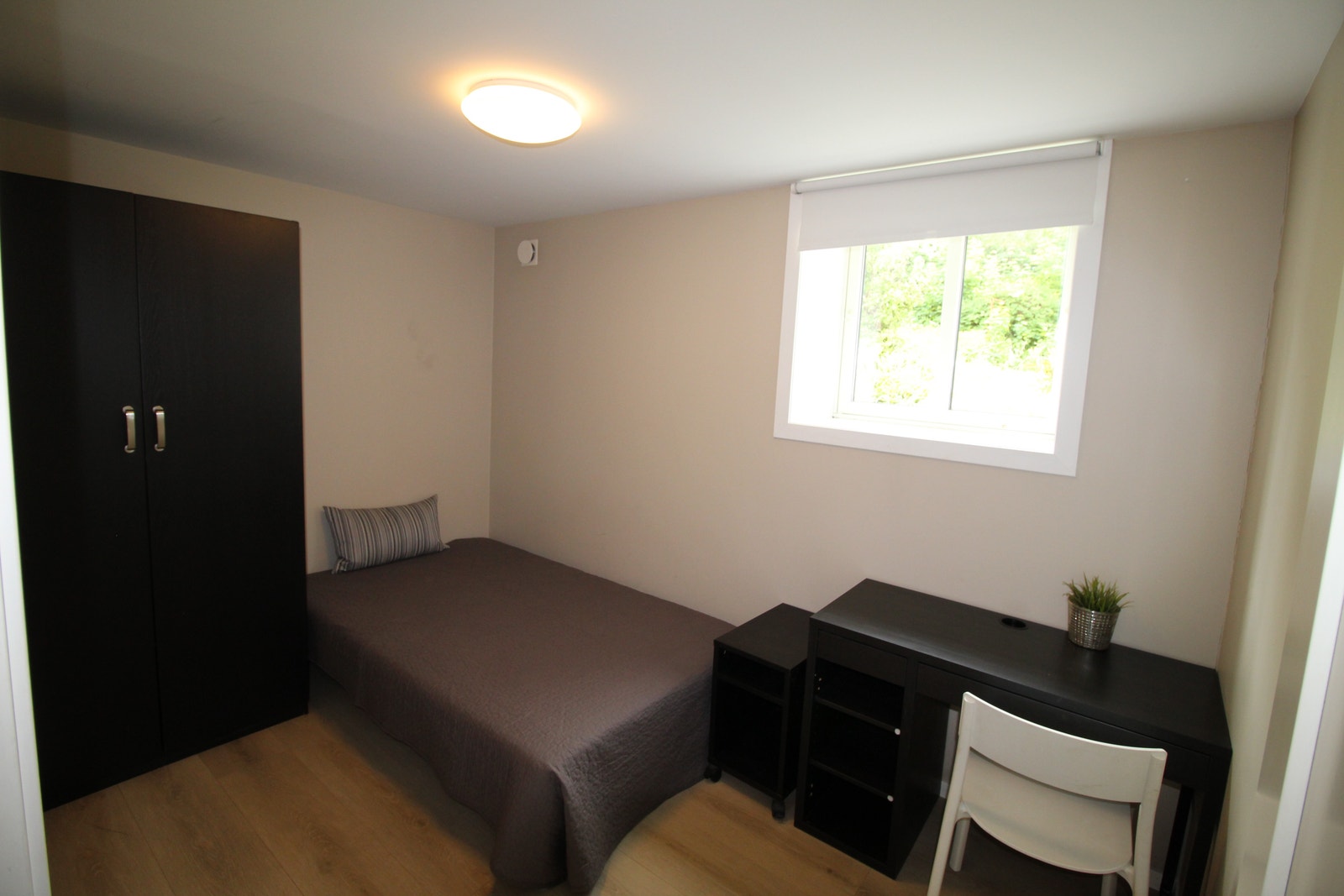 Soverom 1 med 120cm seng, garderobeskap, pult og nattbord Galleribilde