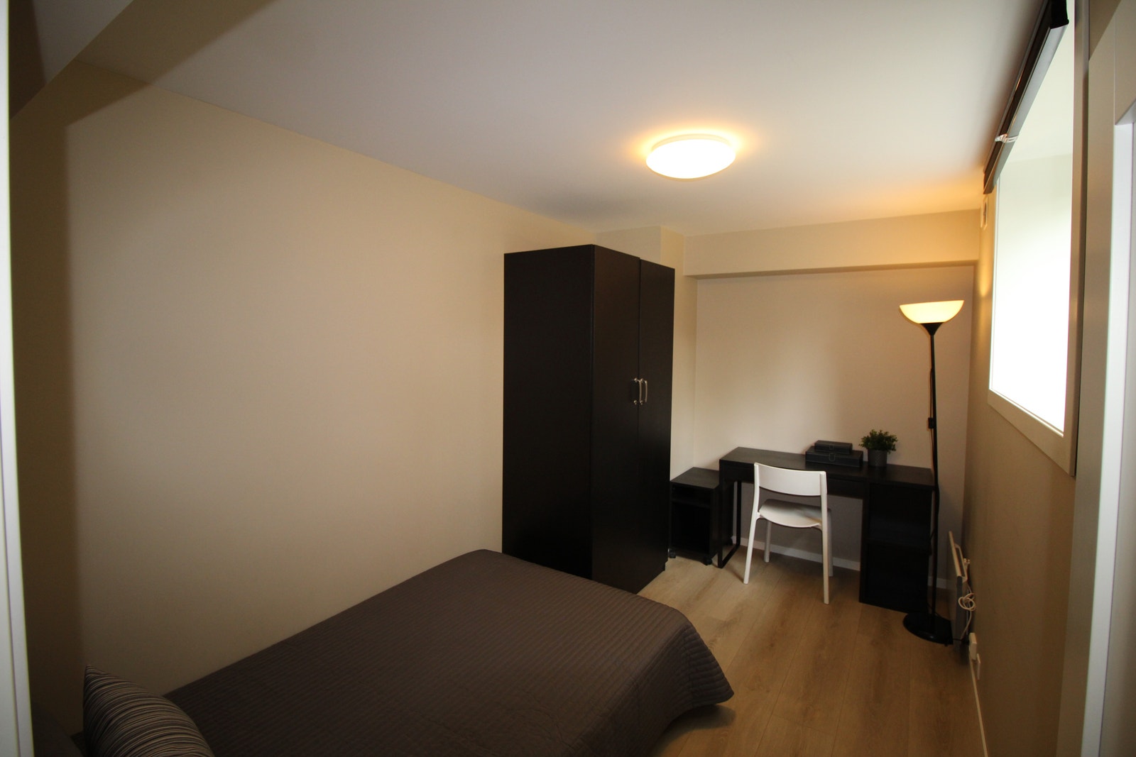 Soverom 3 med 120cm seng, garderobeskap og skrivebord Galleribilde