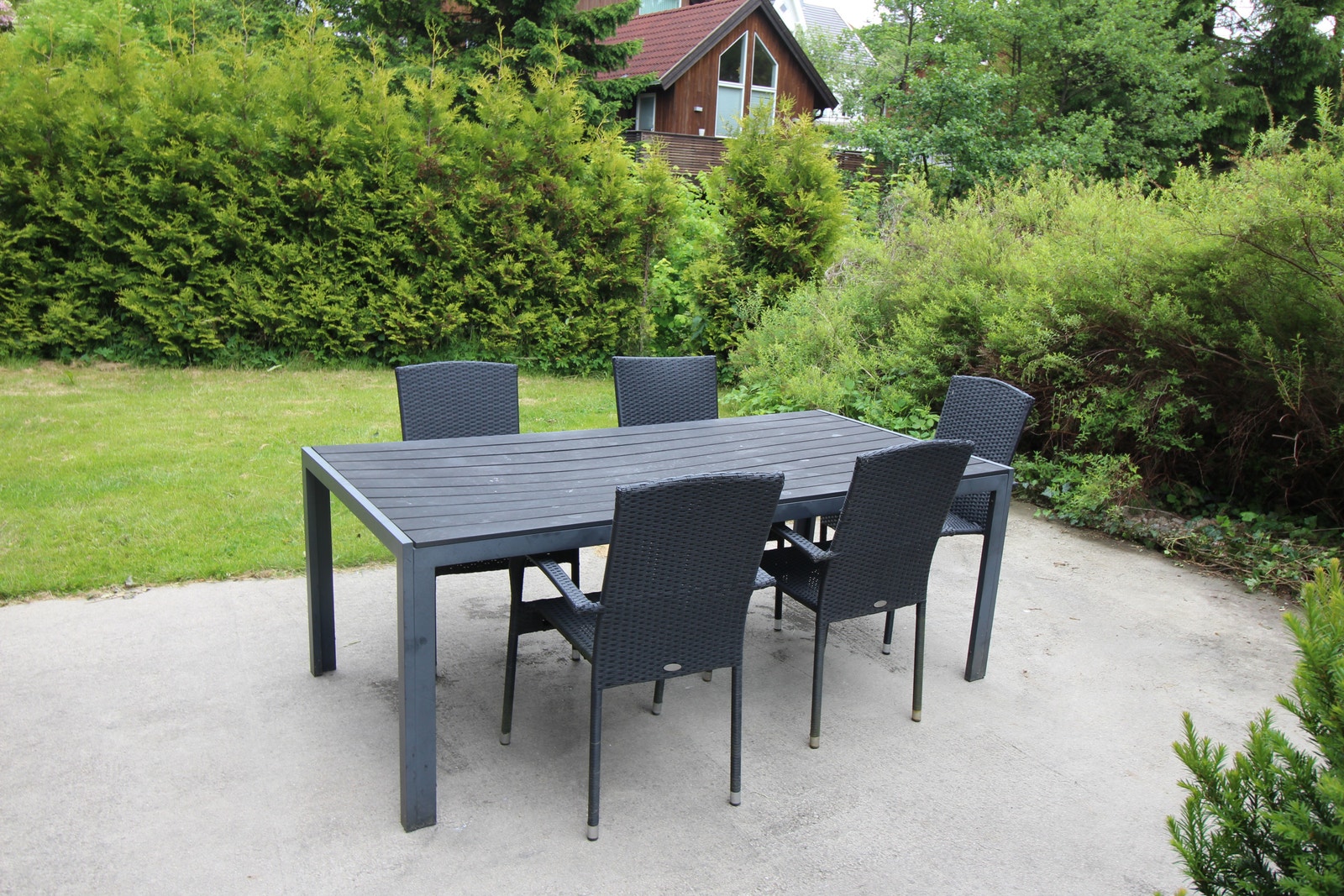 Uteplass med bord og stoler. Galleribilde