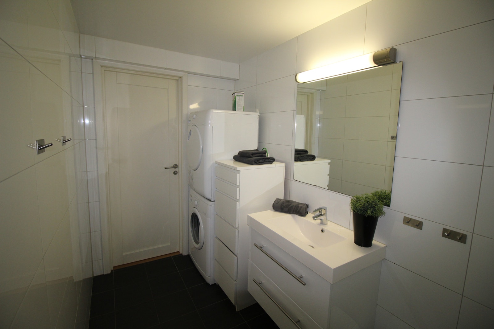 Både vaskemaskin og tørketrommel på badet. Galleribilde