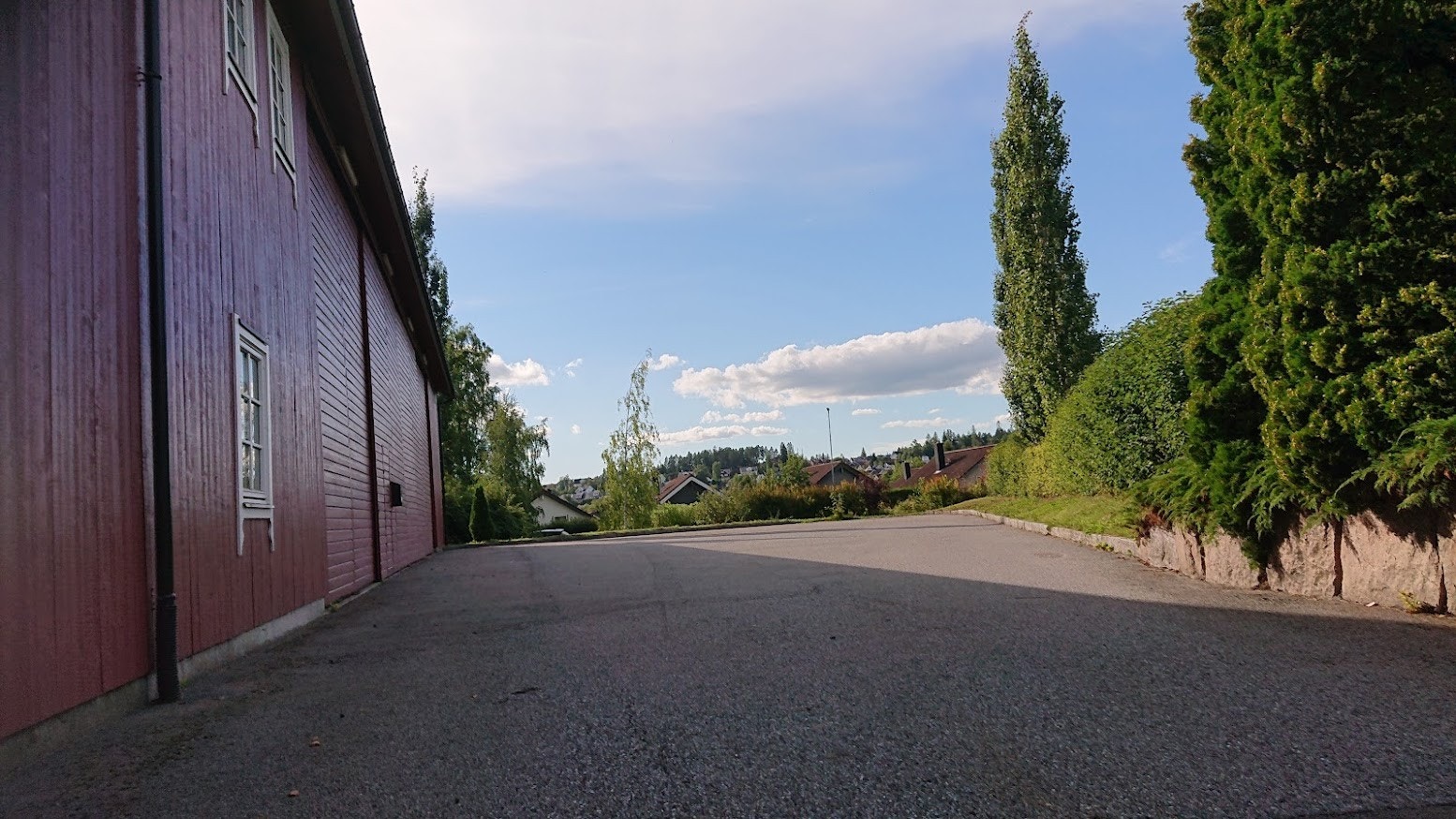 Asfaltert snuplass/biloppstillingsplass foran kjøreportene Galleribilde