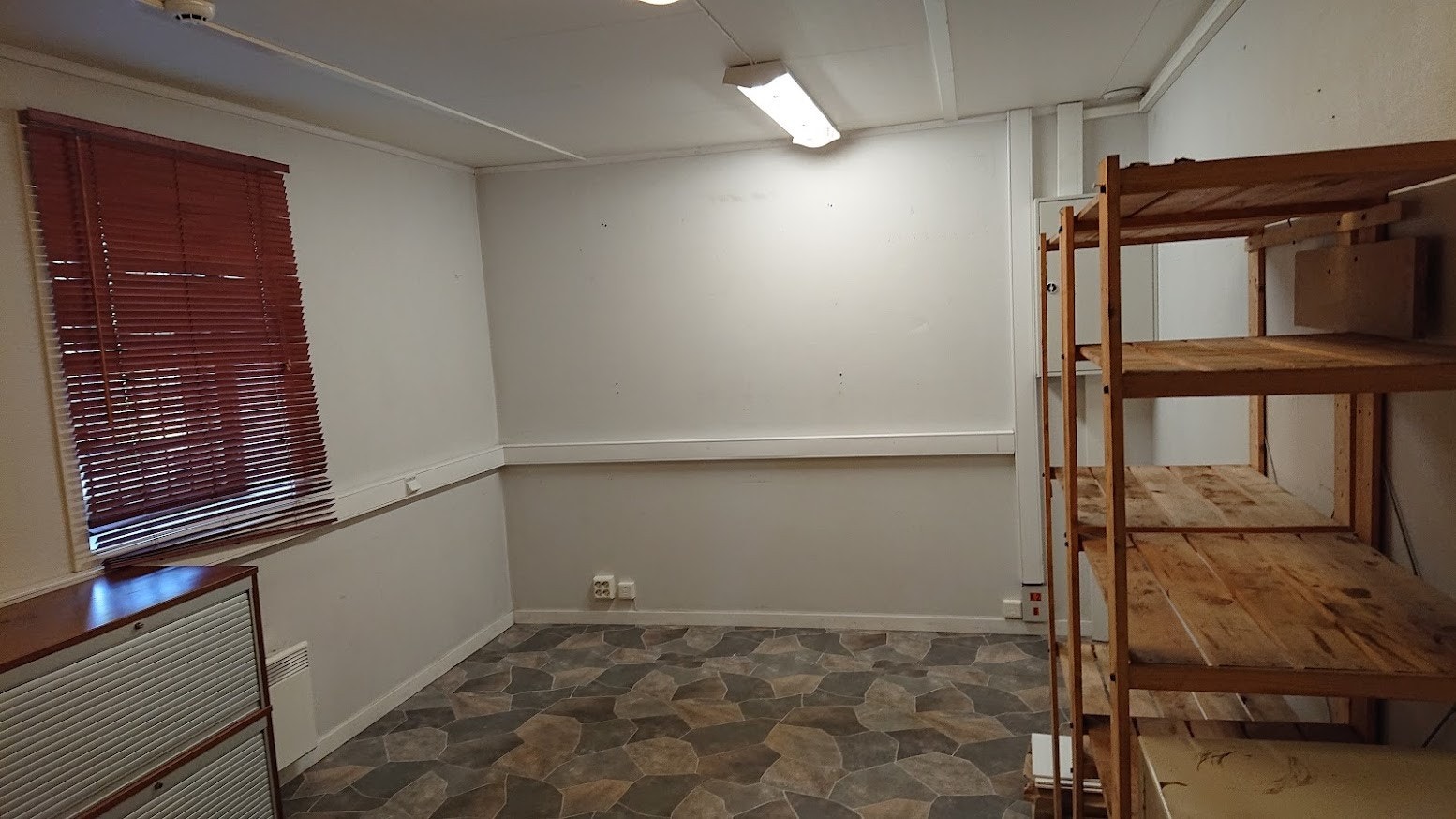 Varmt rom, nedre etasje, på 14 kvm. I tillegg kommer toalett, dusj og vaske-/kjøkkenbenk. Galleribilde