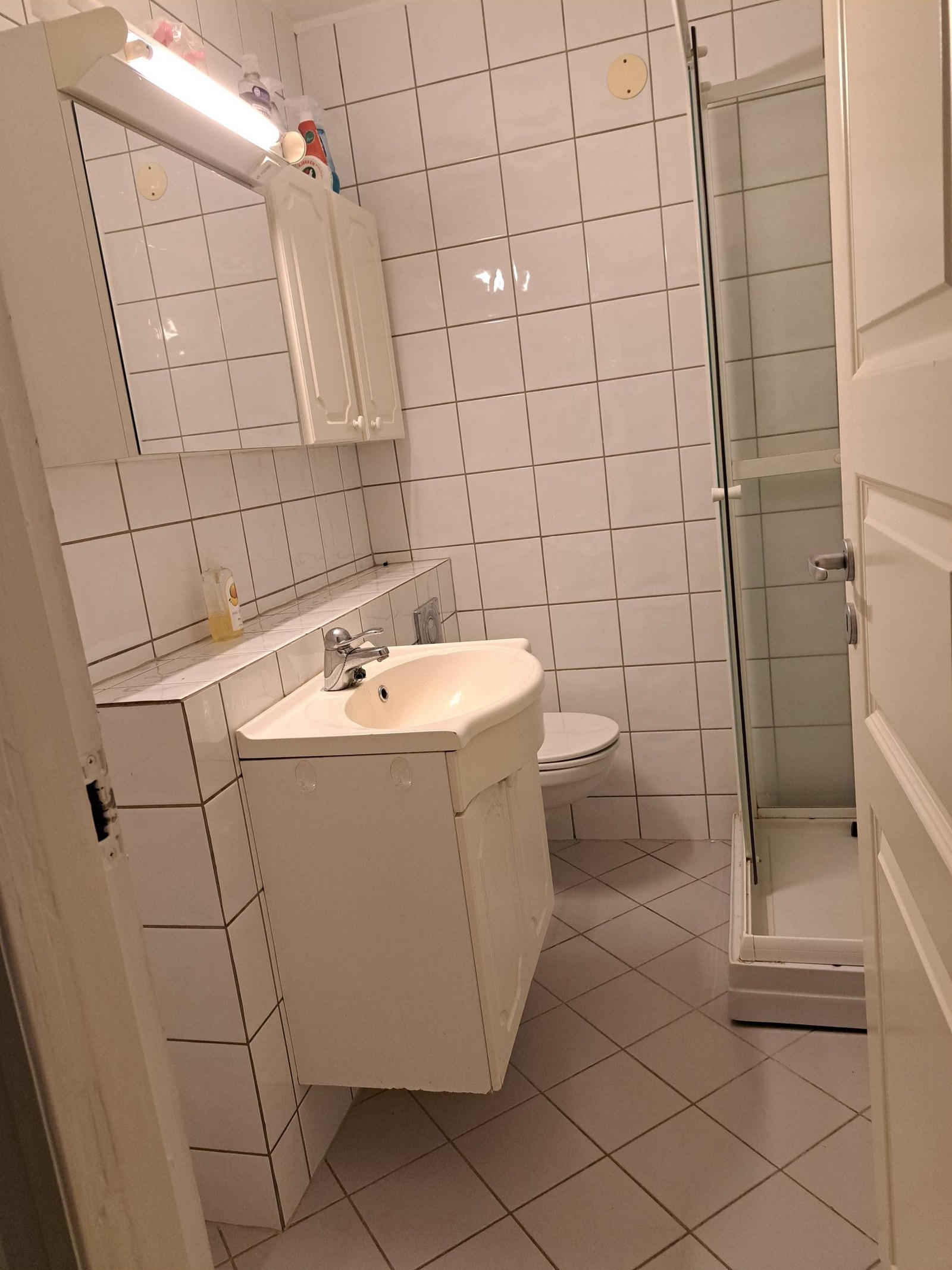 Bad med dusj og vaskemaskin Galleribilde