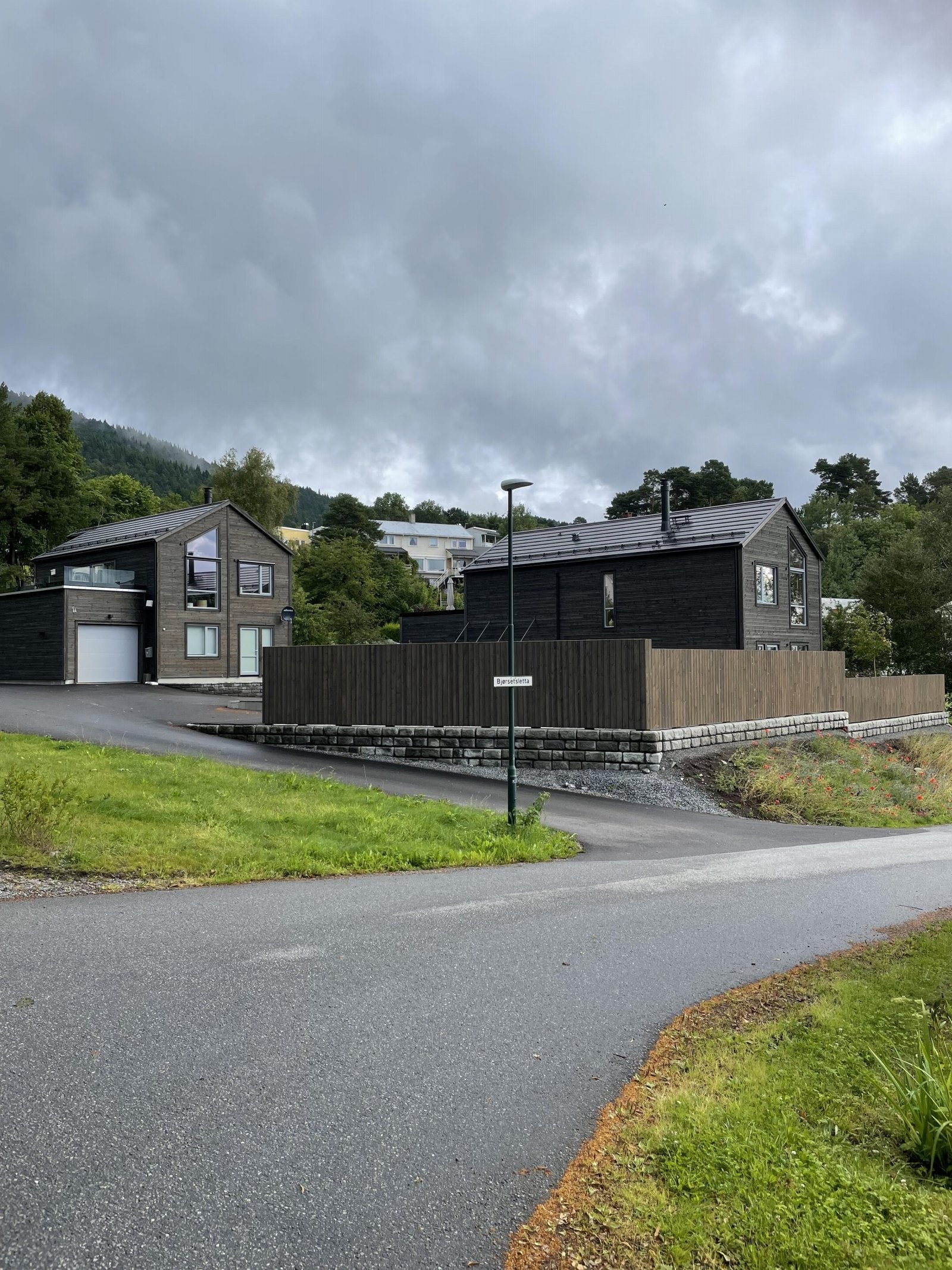 Bjørsetsletta 1C er gjenværende hus i prosjektet. Husetr vil bli reist sørvest på felles tomt. Galleribilde