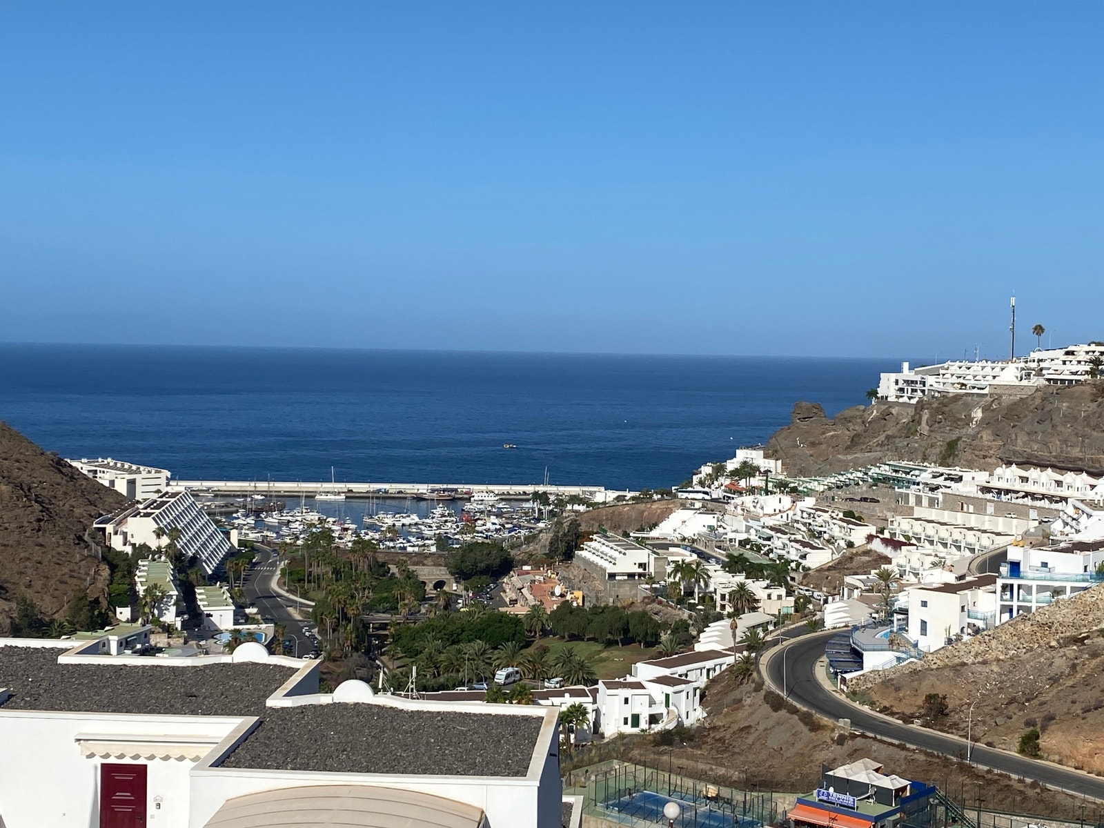 Utsikt over havet og marinaen fra terrassen Galleribilde