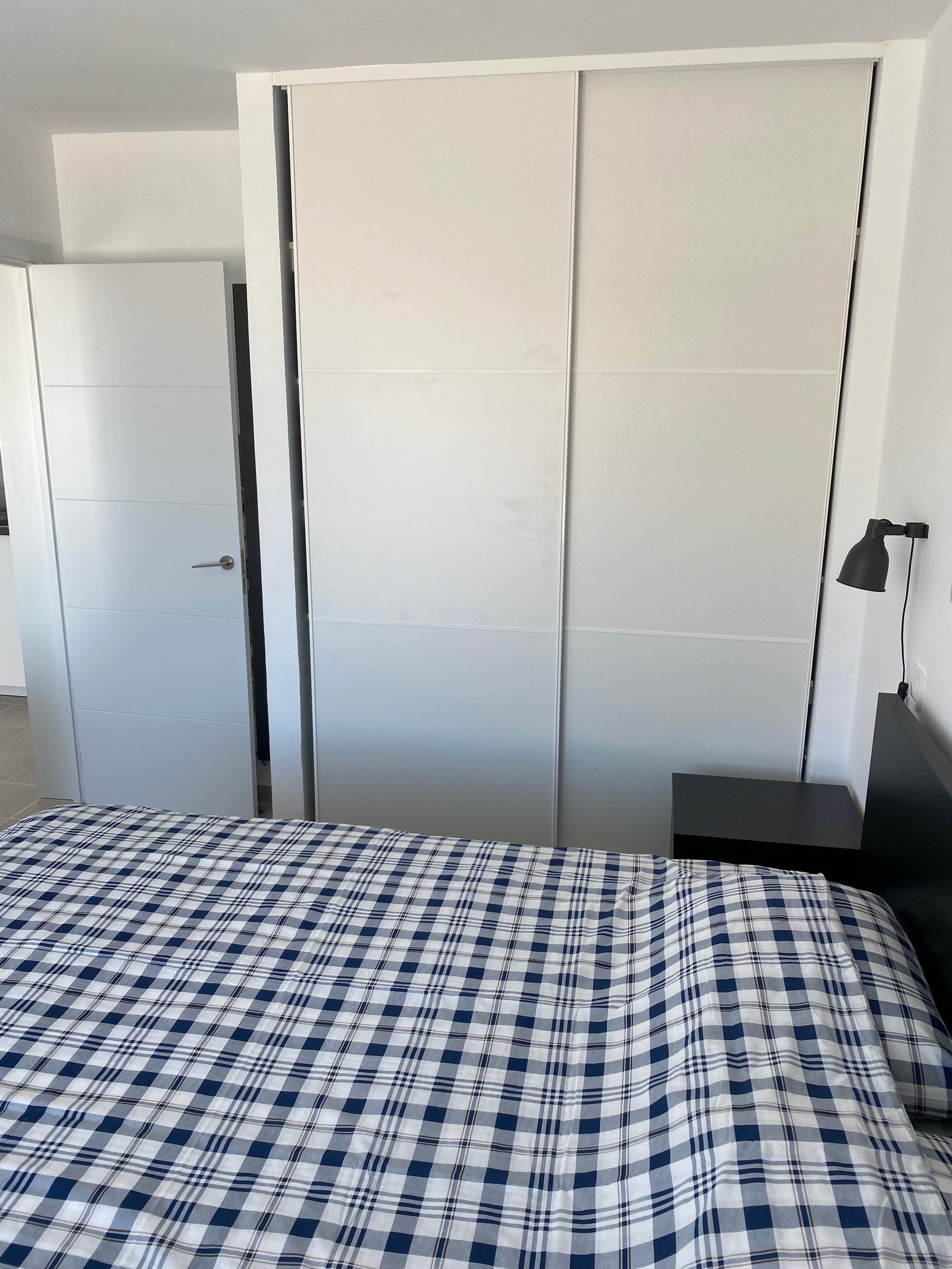 Soverom med stor garderobe Galleribilde