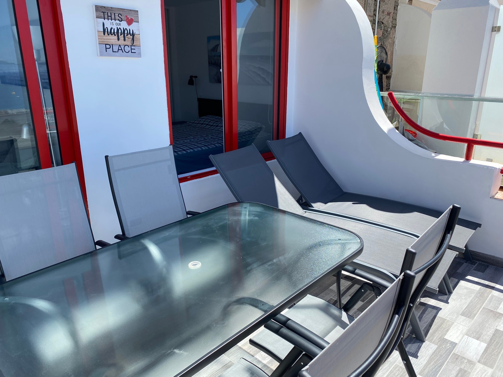 Terrasse med fluktstoler og spisebord Galleribilde