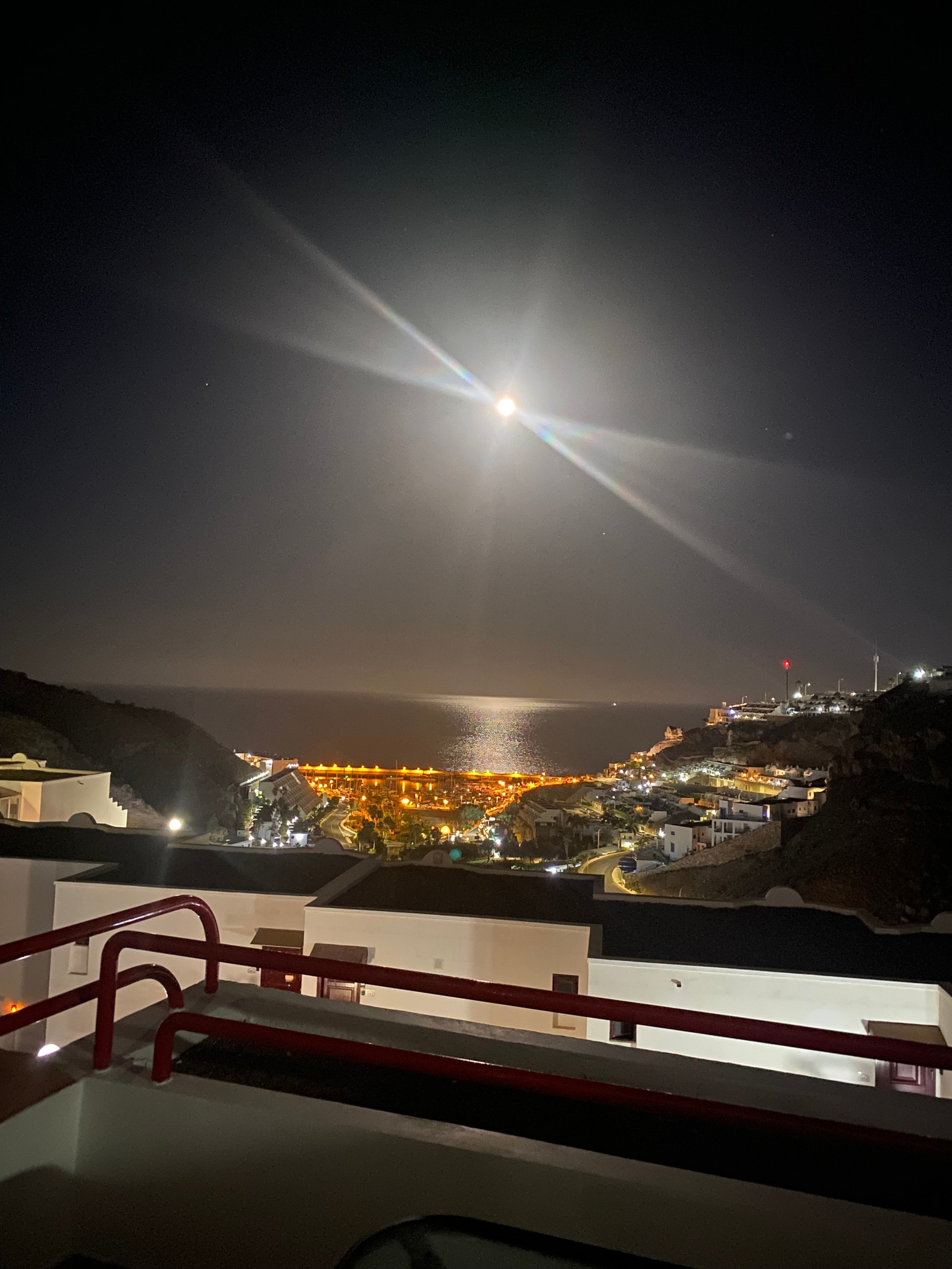 Kveldsutsikt over havet og marinaen Galleribilde