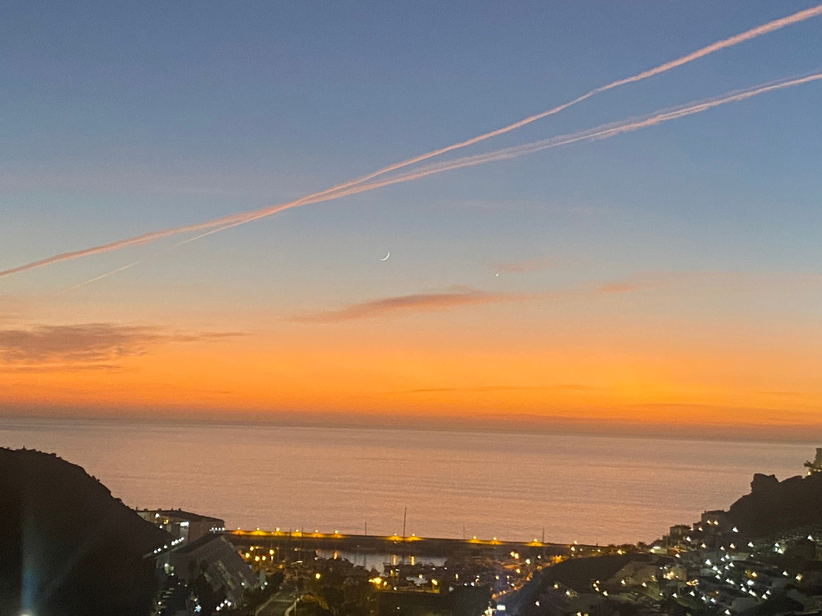 Utsikt over havet og marinaen fra terrassen Galleribilde