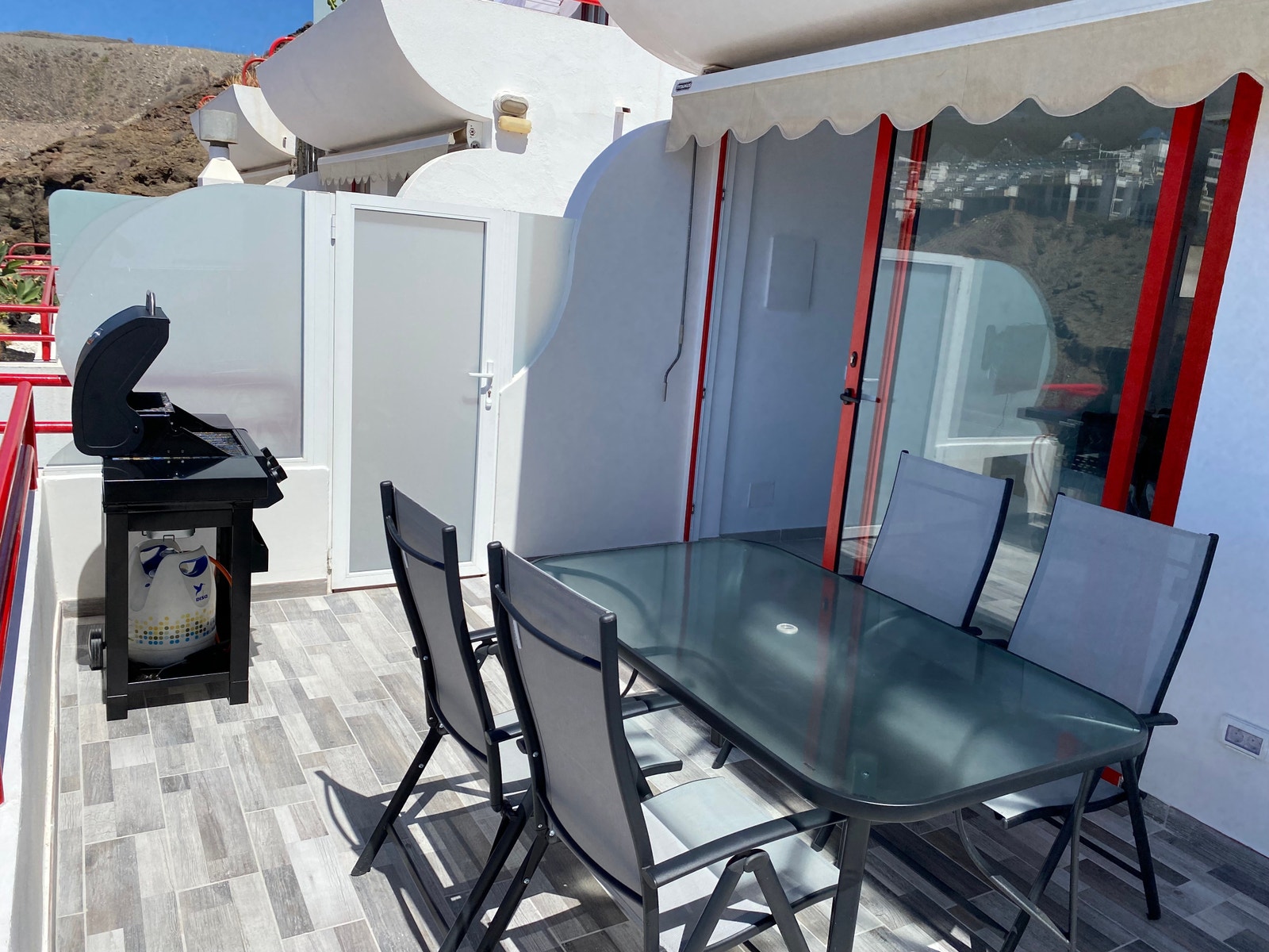 Terrasse med grill og spisebord Galleribilde