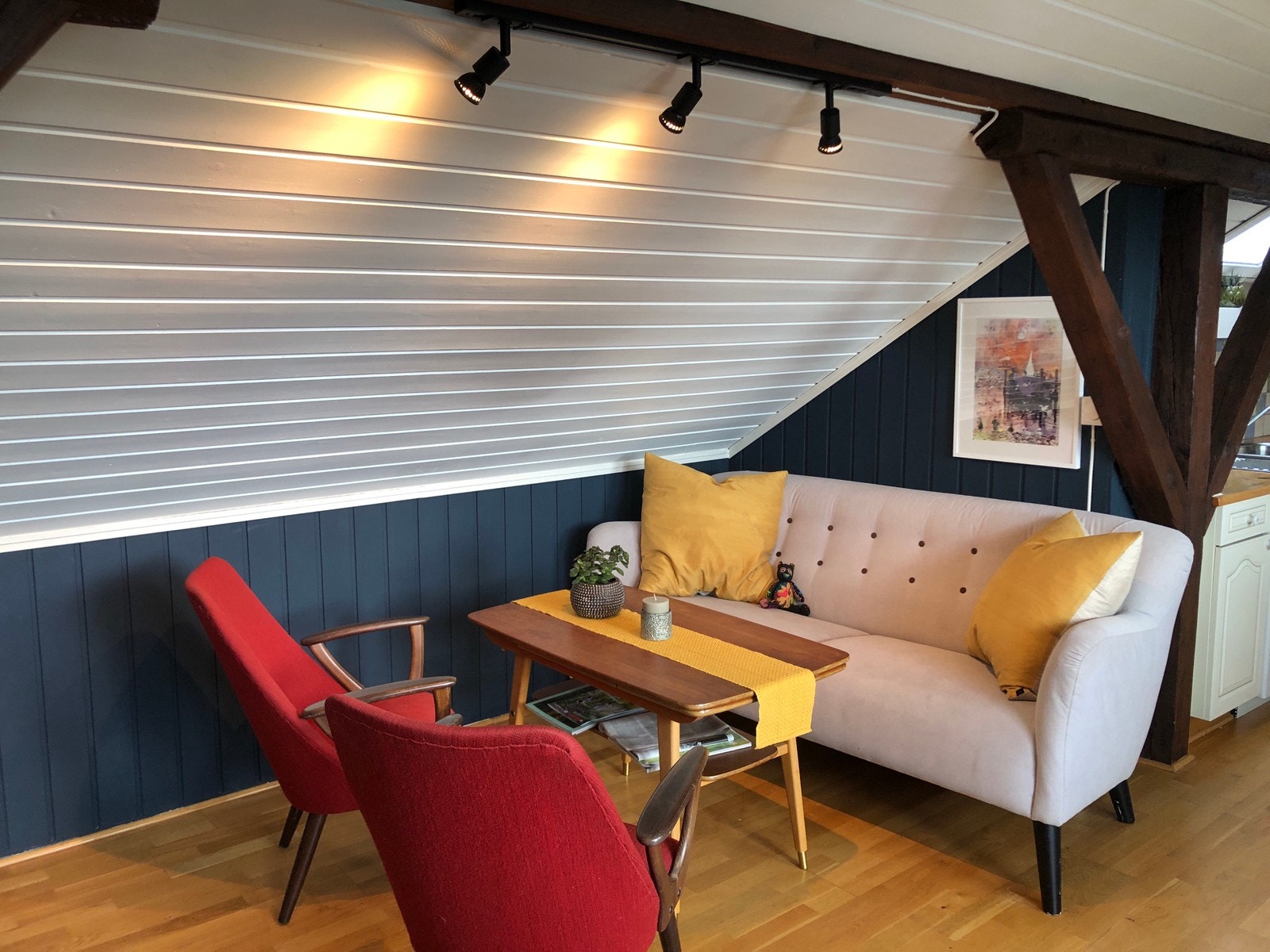 Stue med god sofa og stoler. Galleribilde