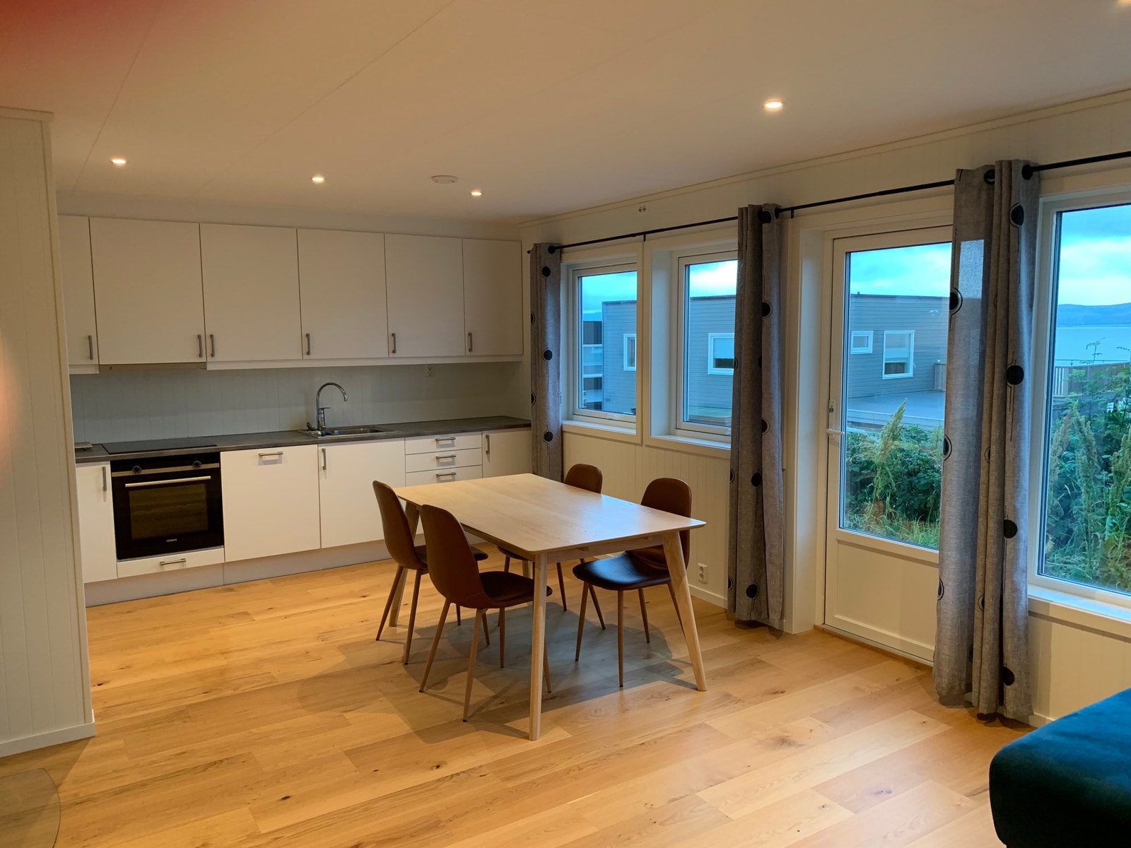 Kjøkken med spisebord Galleribilde