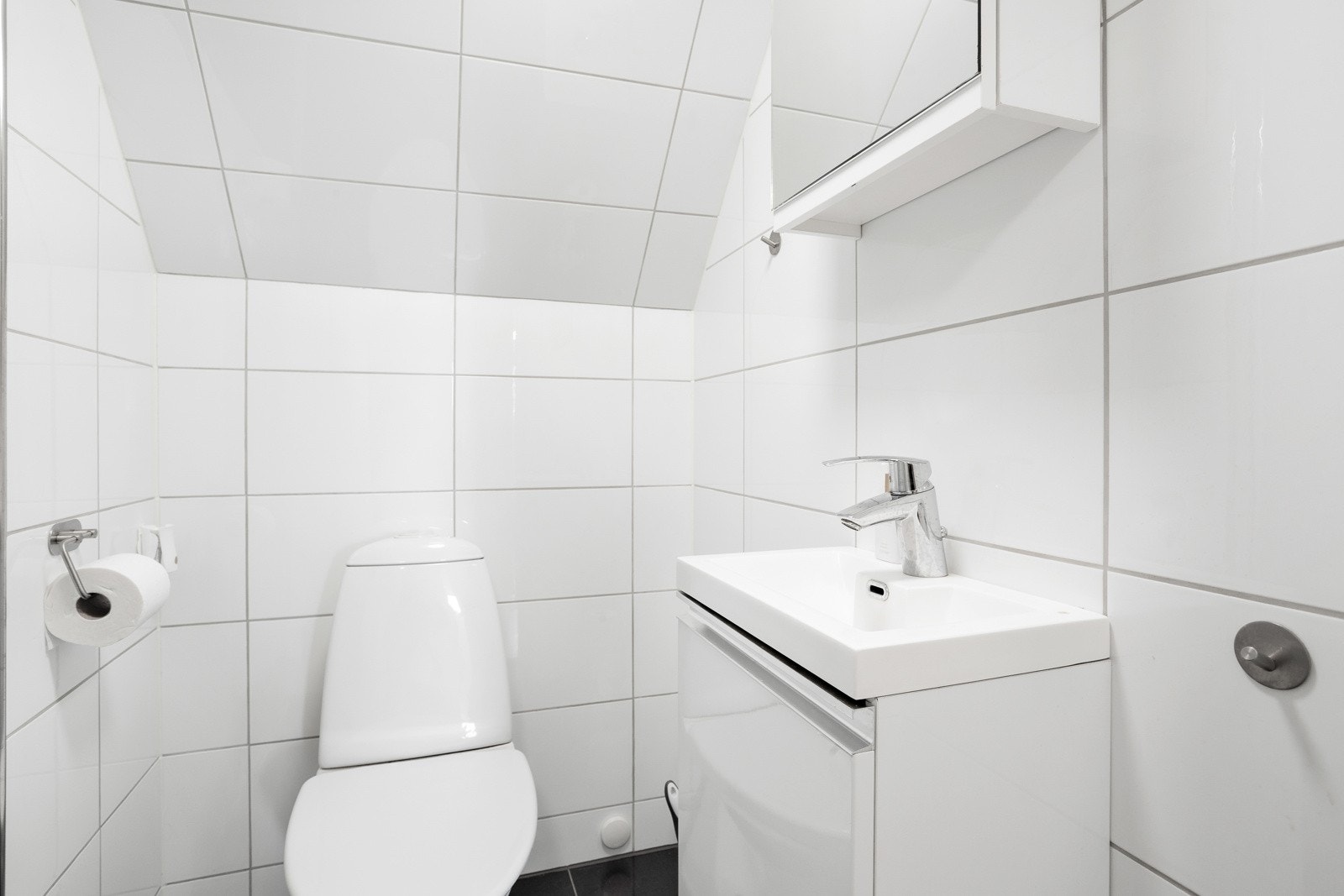 Både gulv og vegger er flislagt på badet i underetasjen. Galleribilde