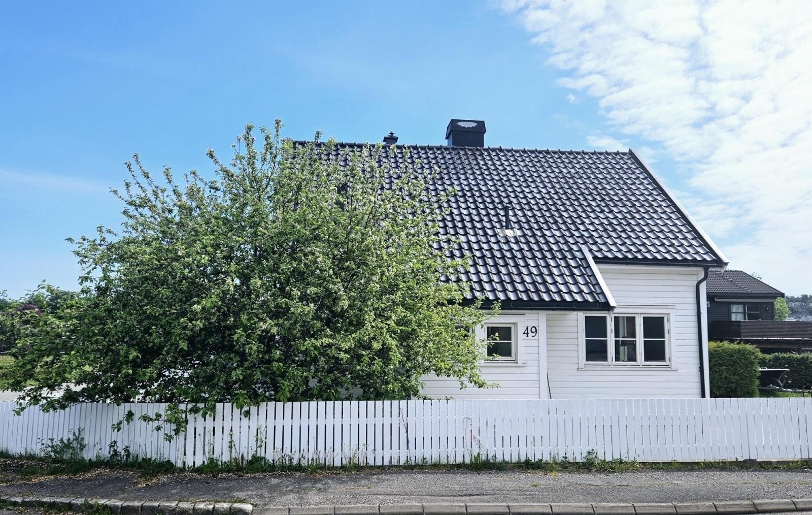 I et barnevennlig og bynært boligområde på sentrumsnære Træleborg, finner du denne omfattende moderniserte eneboligen i Svend Foyns gate 49. Galleribilde