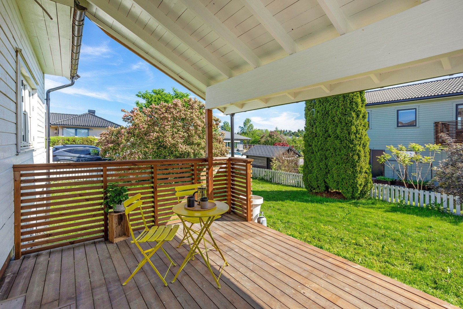 På østsiden er det oppført en treterrasse på ca. 14 m² som har takoverbygg i sin helhet hvor det sørges for lunhet og skjerming. Galleribilde