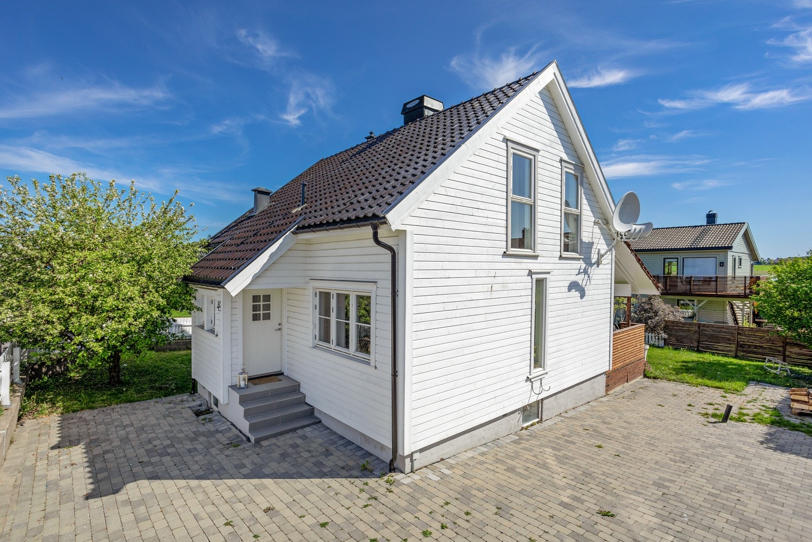 Gårdsplassen på eiendommen er romslig og prydes av et generøst område opparbeidet med nyere belegningsstein. Galleribilde