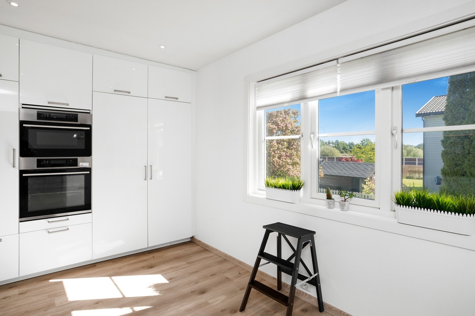 Kjøkkenet har fin nærkontakt med den koselig hagen på baksiden av huset. Galleribilde