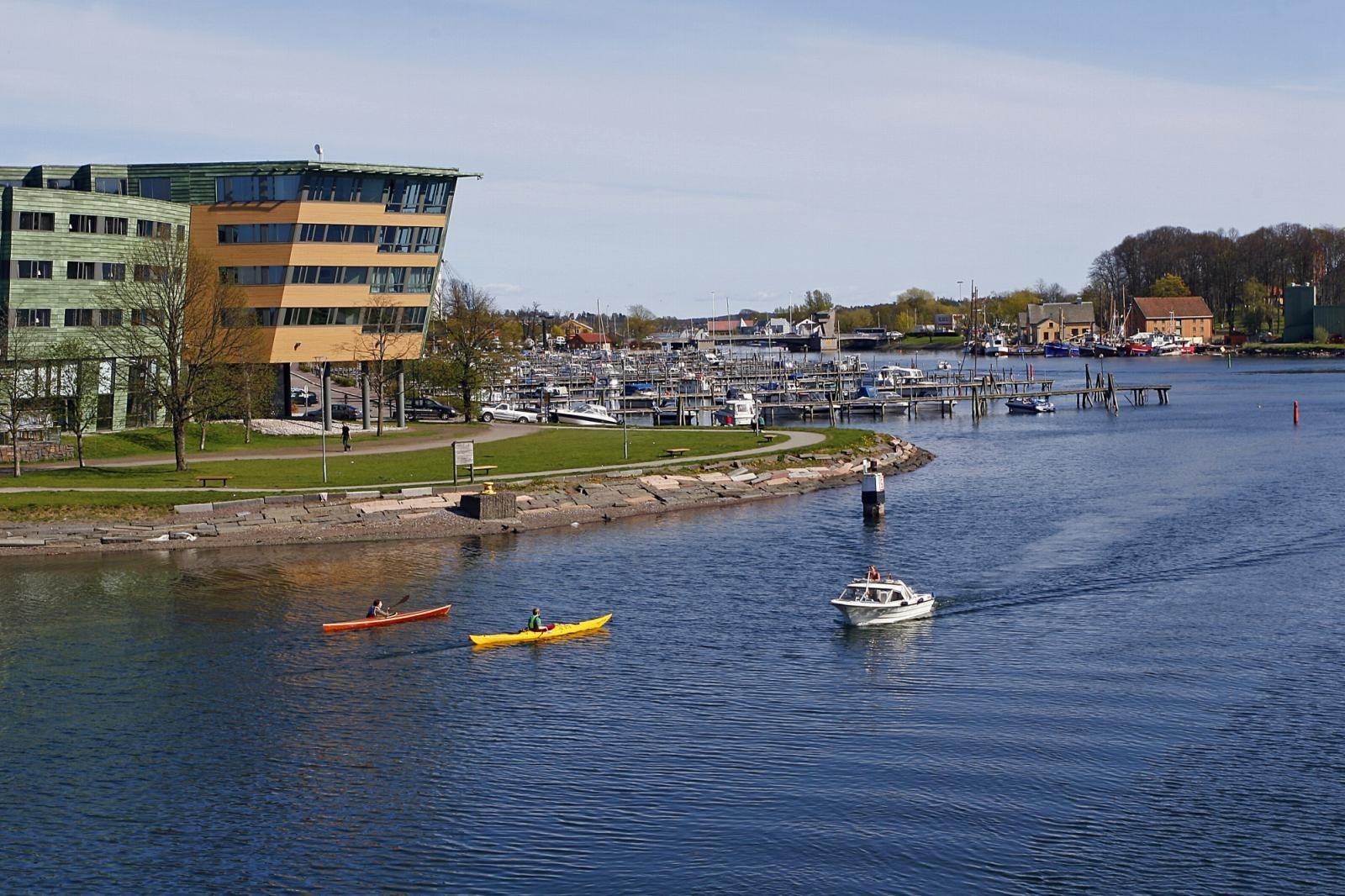 Det er gangavstand til Ollebukta med kommunal båthavn. Galleribilde