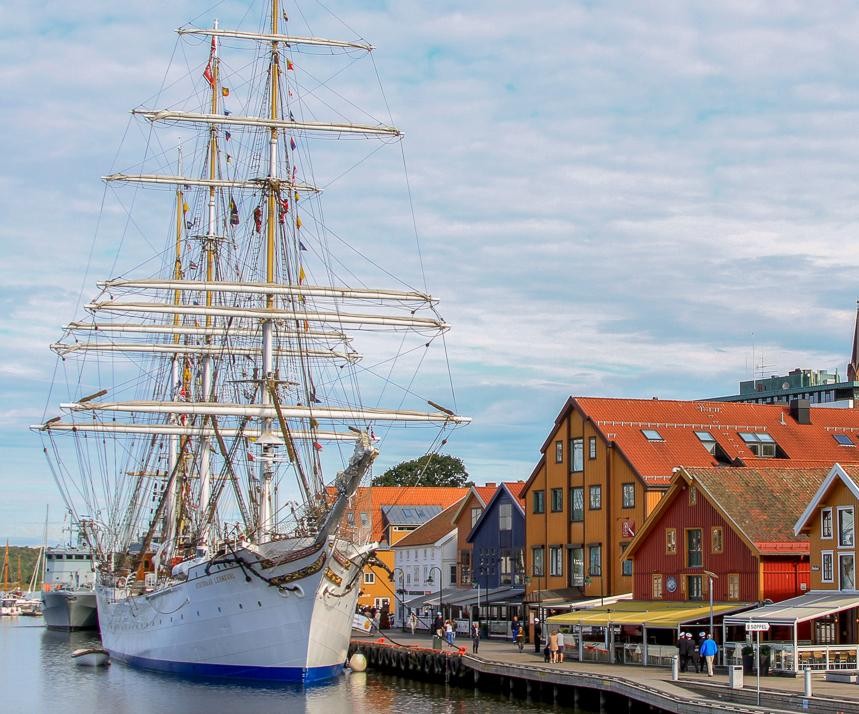 Med ca. 10 minutter å gå til Tønsberg sentrum, bor man særdeles sentralt med alt den koselige byen inneholder av tilbud som butikker og forretningsliv og "Brygga" med sitt yrende restaurantliv, Galleribilde