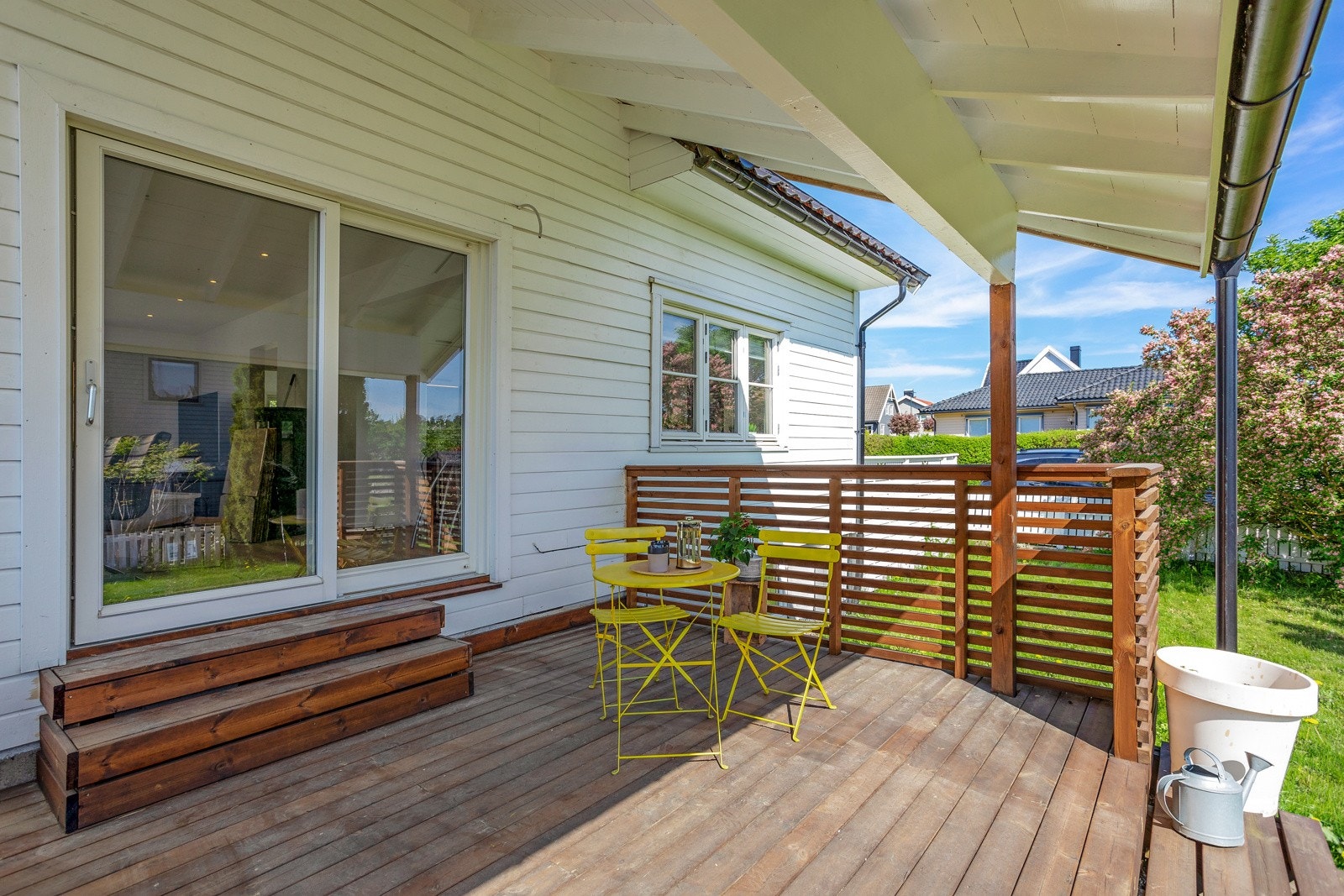 Terrassemiljøet er konsentrert både på østsiden, ut mot hagen på baksiden av huset, i tillegg til på vestsiden av huset hvor man har sol fra tidlig morgen til godt ut på kvelden i sommerhalvåret. Galleribilde
