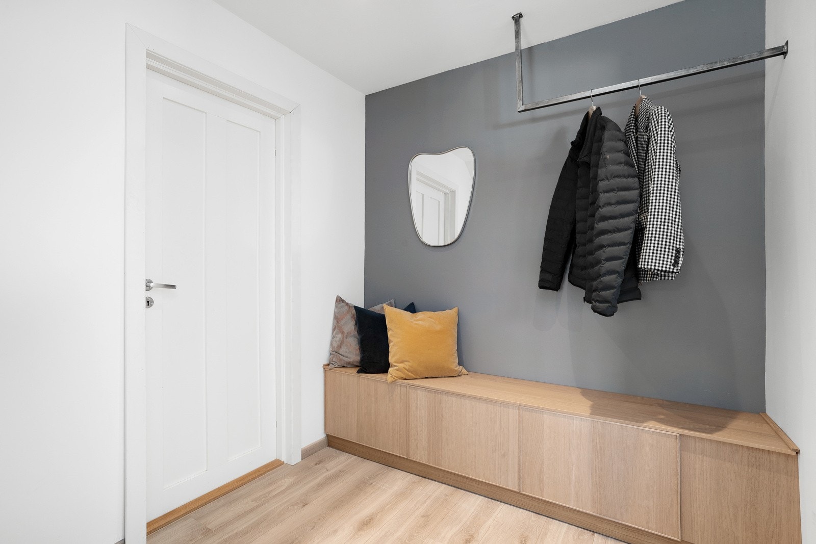 Hallen byr på god oppbevarings-/anhengsplass for ytterklær, skotøy og annet. Galleribilde