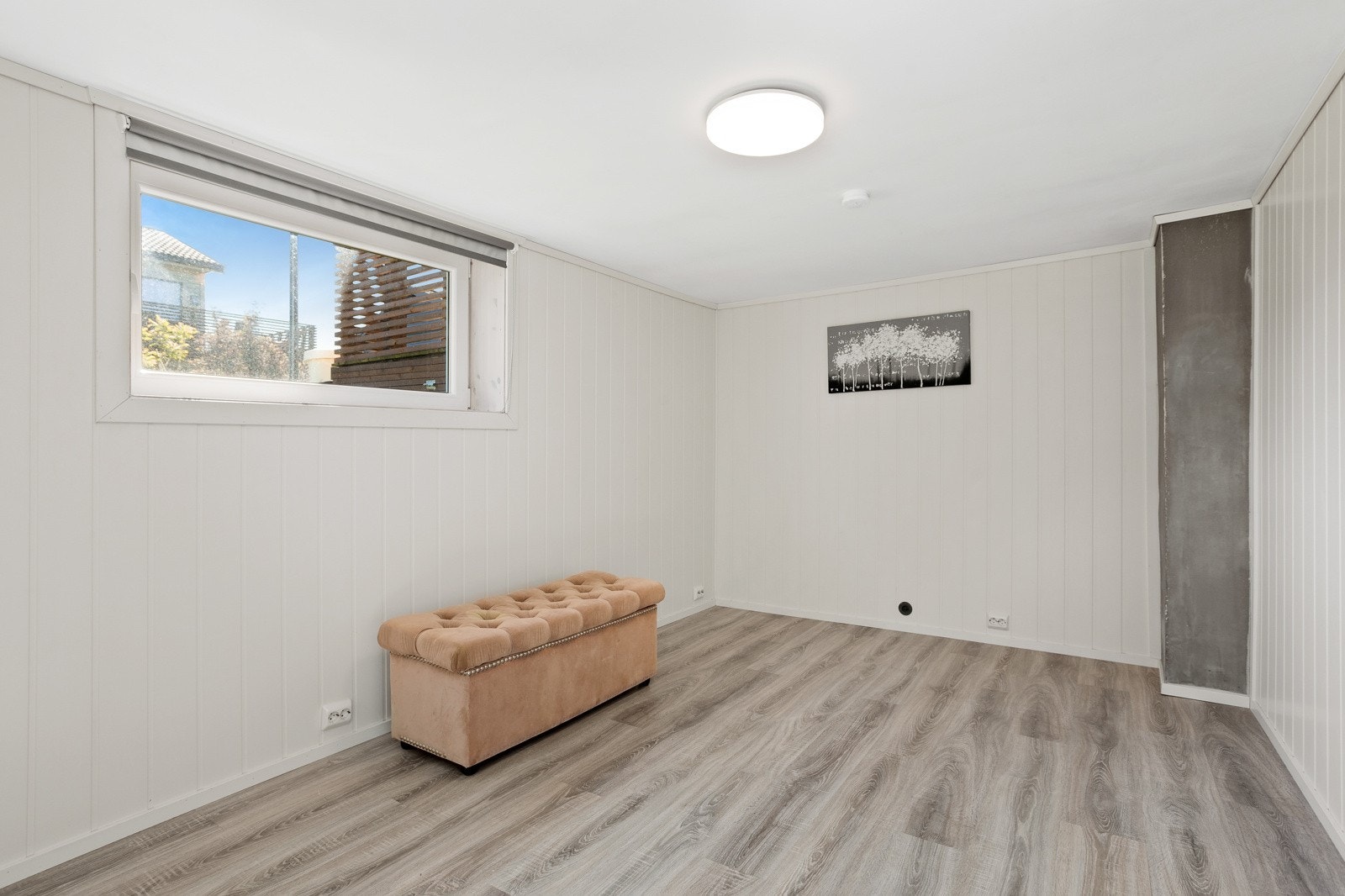 Både stuen og kjøkkenet i underetasjen (ikke godkjent/omsøkt som oppholdsrom) har en stavs parkettlaminat på gulvene med underliggende varmefolie og i det vesentlige malt mdf smartpanel på innervegger. Galleribilde