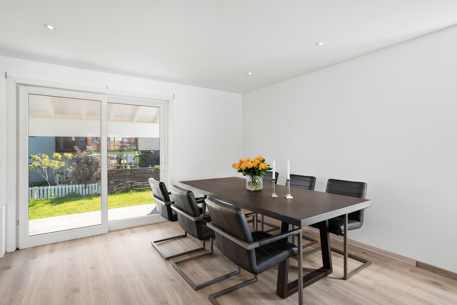 De høye og brede glassflatene i skyvedøren gir fin nærkontakt med den overbygde terrassen og hagen hvor terrassen har trapp som fører videre ned til hageanlegget. Galleribilde