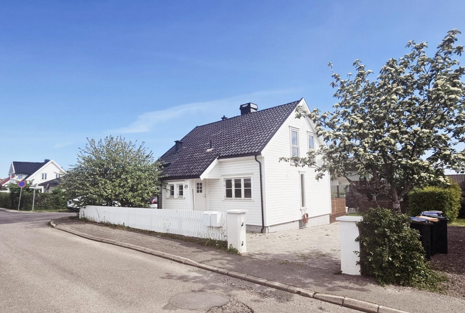 Ut mot Svend Foyns gate i nord og Hedrumsgaten i vest er det malt nyere tregjerde over støpt forstøtningsmur som skaper en fin inngjerding av eiendommen. Galleribilde