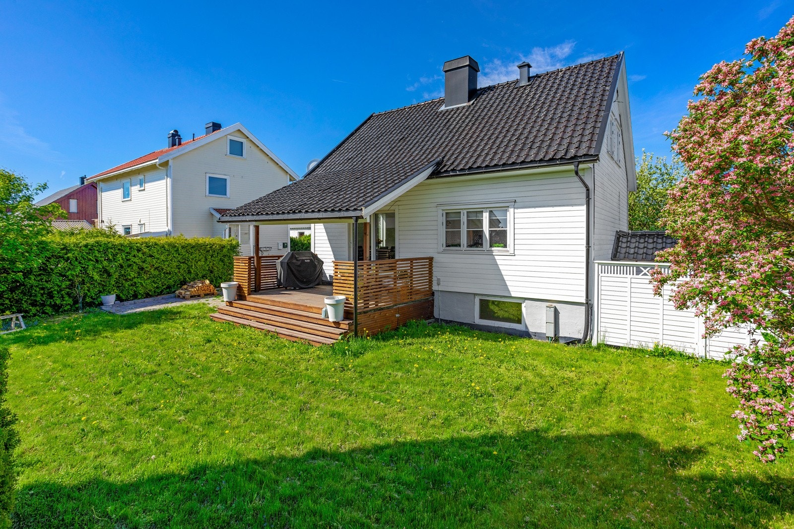 Hagen er konsentrert på østsiden av huset. Galleribilde