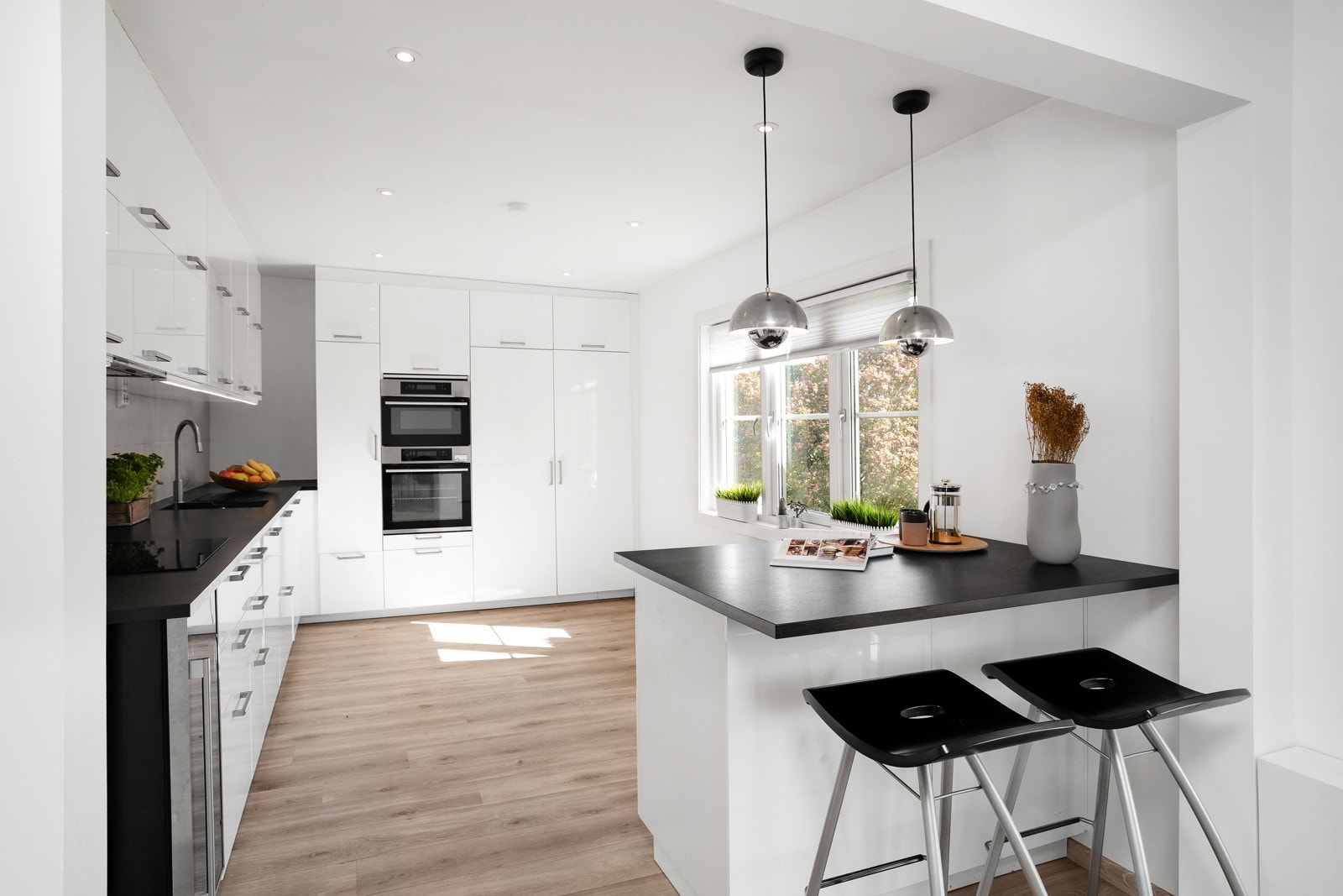 Boligen er innredet med et moderne, men likevel klassisk og stilrent kjøkken fra Ikea hvor alt er nytt i 2020. Galleribilde