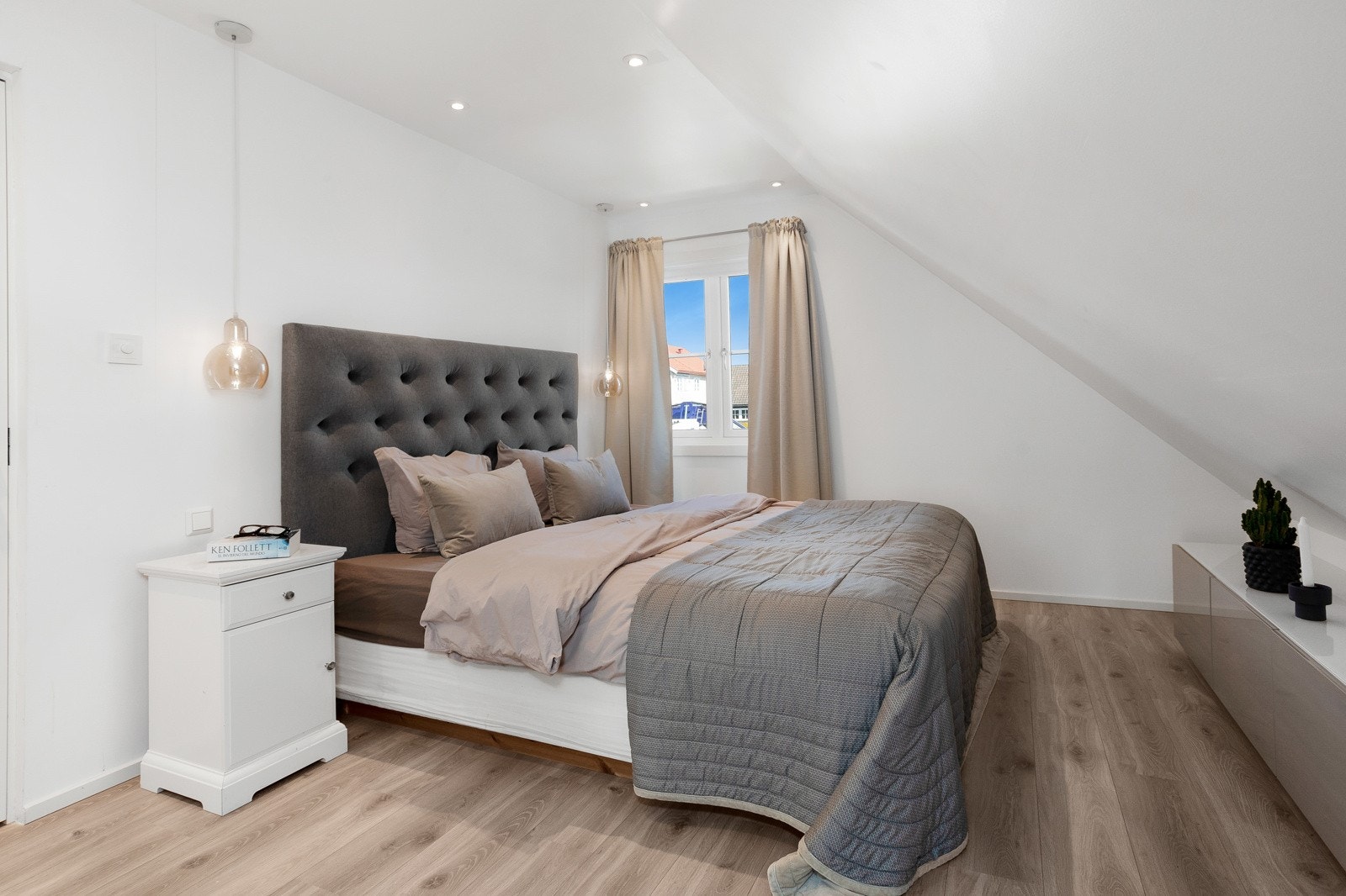 Det er innfelte LED downlights i alle himlinger i 1. etasje og 2. etasje med unntak av på baderommet. Galleribilde