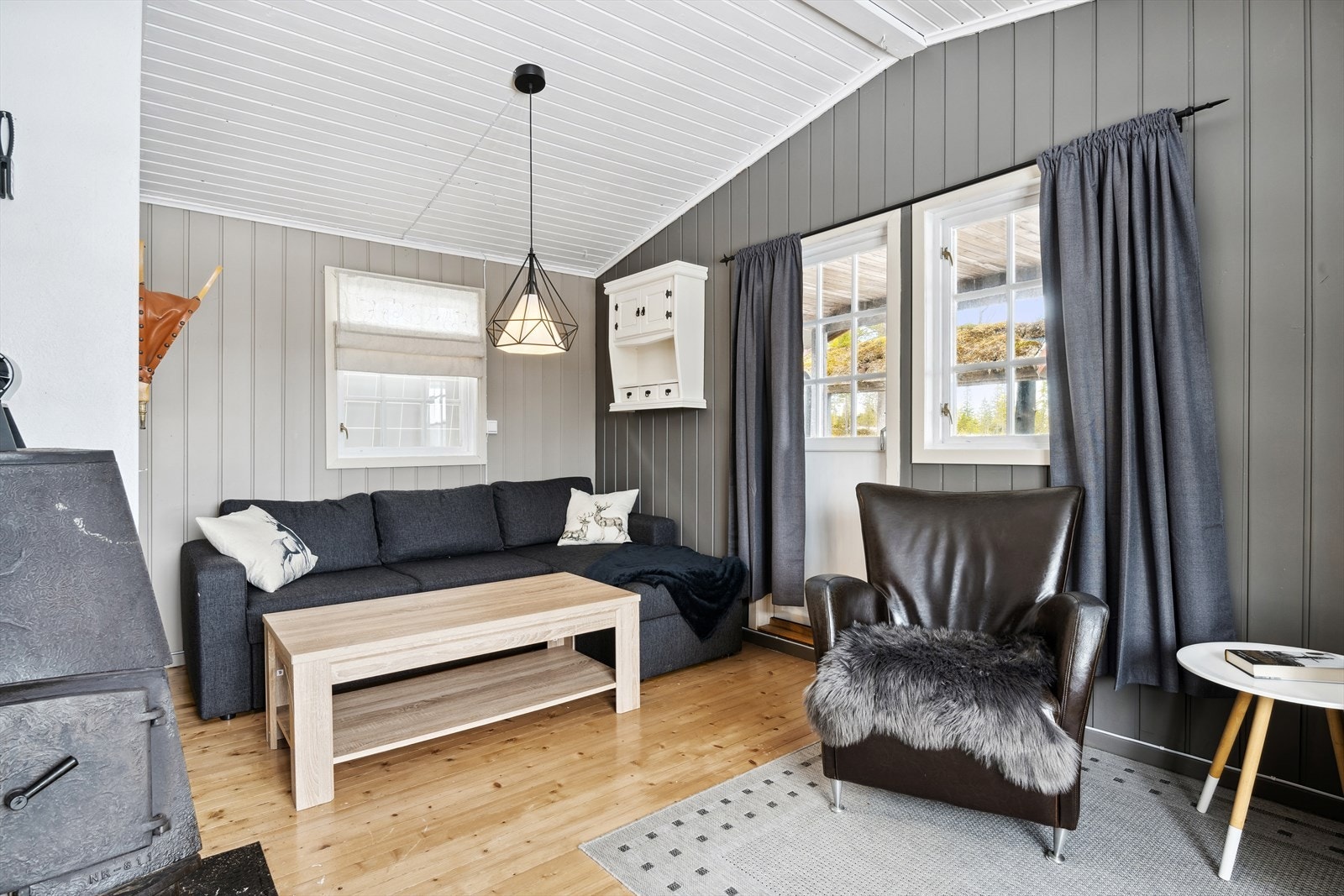 Alle møbler i hytta medfølger i handelen, bortsett fra det hvite skapet over sofa som har gått i arv. Galleribilde