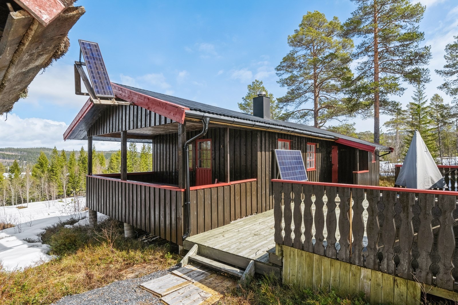 Umiddelbar nærhet til jakt- og fiske sommer og vinter. Kort veg til merkede skiløyper. Ellers mange flotte turmuligheter sommer og vinter. Ca. 35 minutter fra Steinkjer. Parkeringsplass ca 150 meter fra hytta. Galleribilde