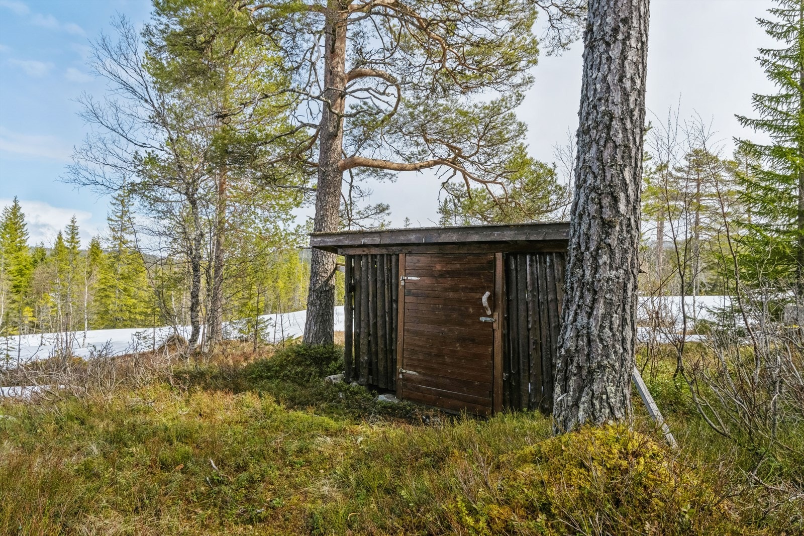 I tillegg til uthuset er det oppsatt et vedsjul på ca: 7m². Galleribilde