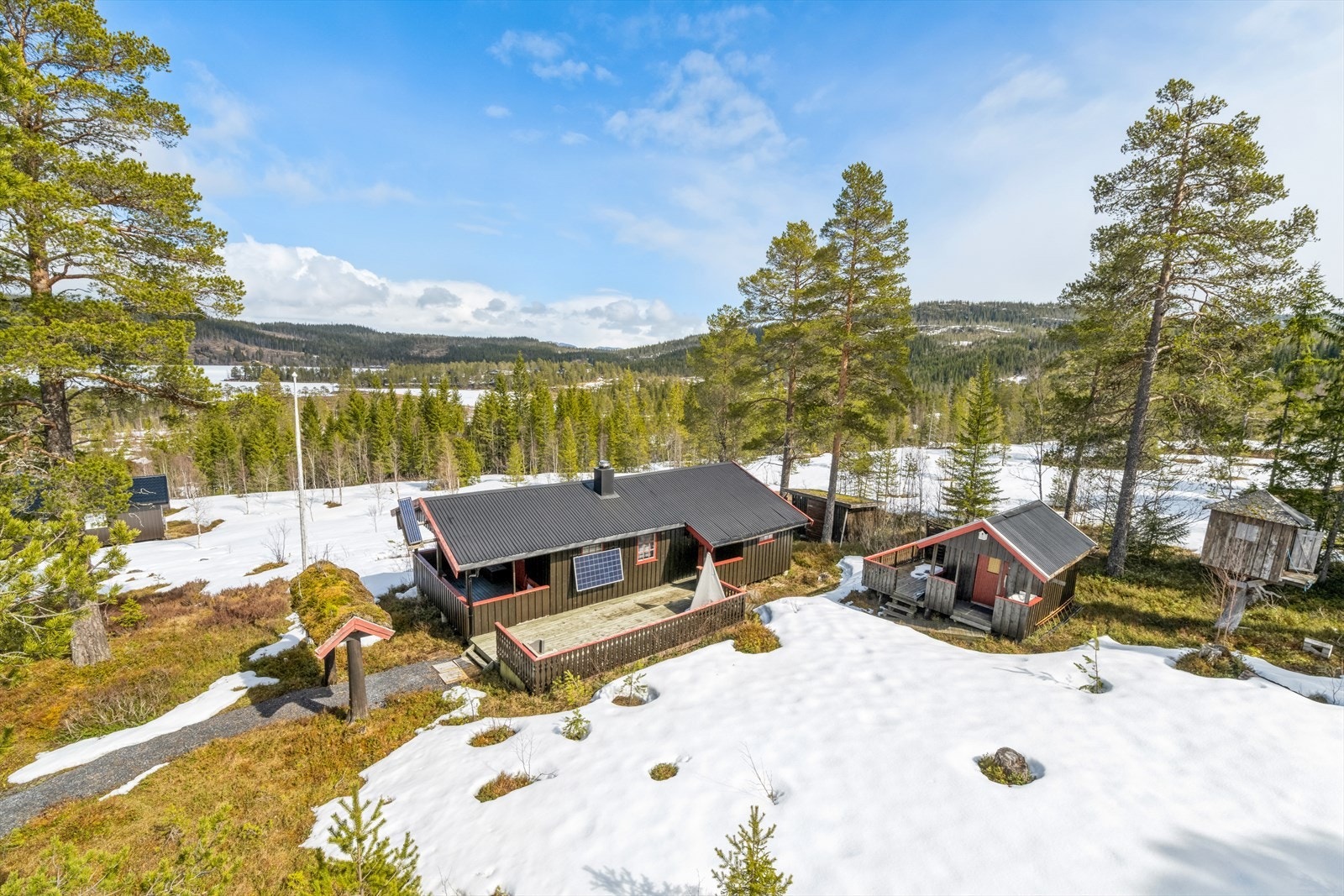 Hytta ligger fint og høyt med gode utsikts- og lysforhold. Flott utsikt over Skjærsjøen! Galleribilde