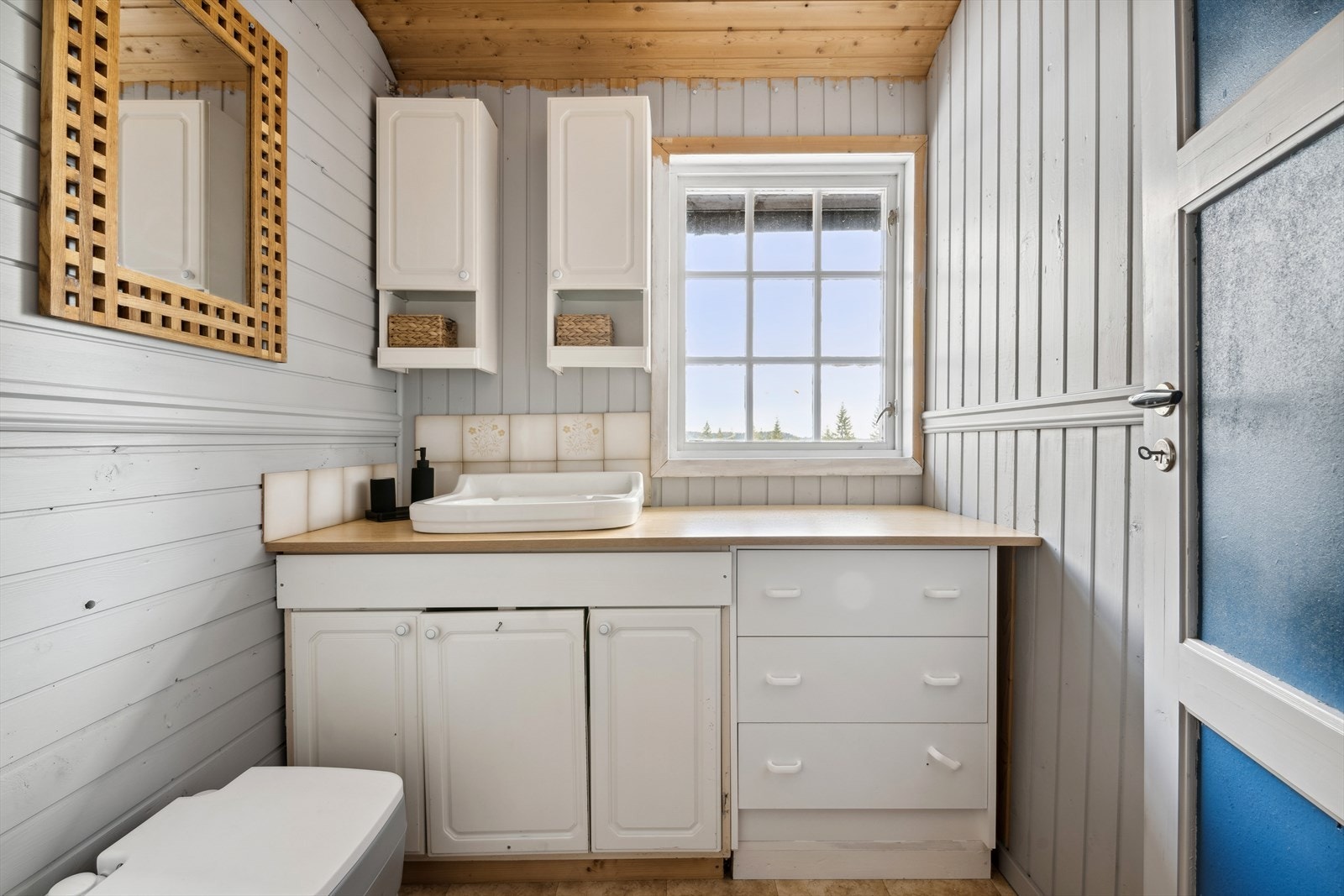 Badet har enkel innredning og er utstyrt med utslagsvask (ikke bygd som våtrom) Galleribilde