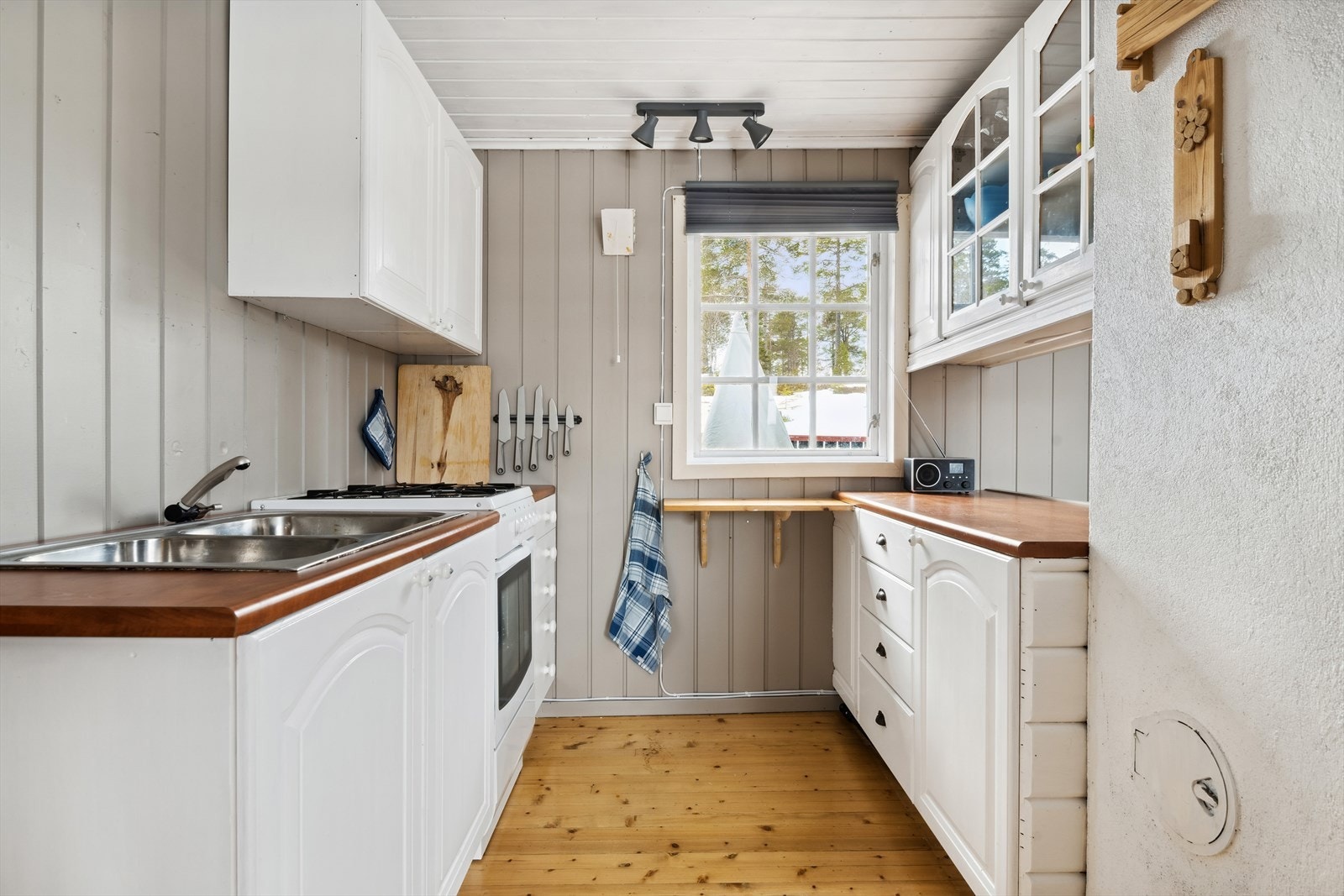 Kjøkken har enkel innredning med utslagsvask og gasskomfyr som medfølger Galleribilde
