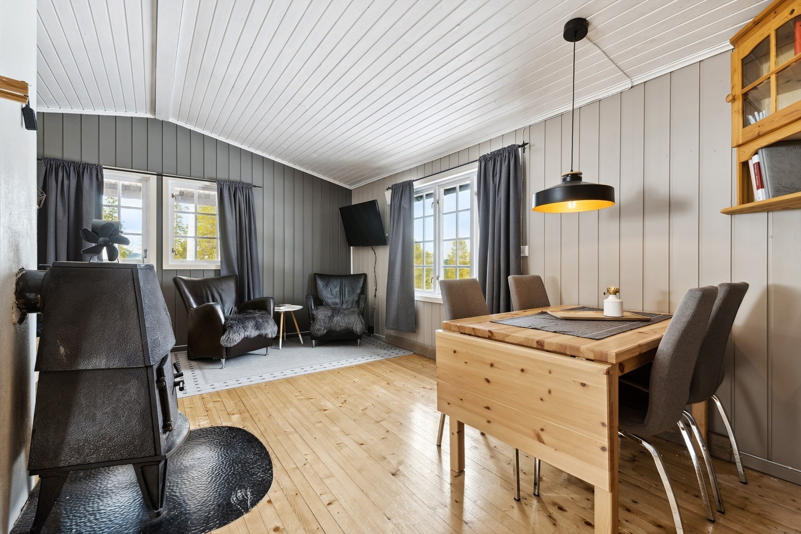 Hytta er oppført 1986 og inneholder vindfang, stue, kjøkken, 2 soverom, bad og bod. I tillegg uthus med utedo på ca. 7 m2, samt vedskjul på ca. 7 m2. Galleribilde